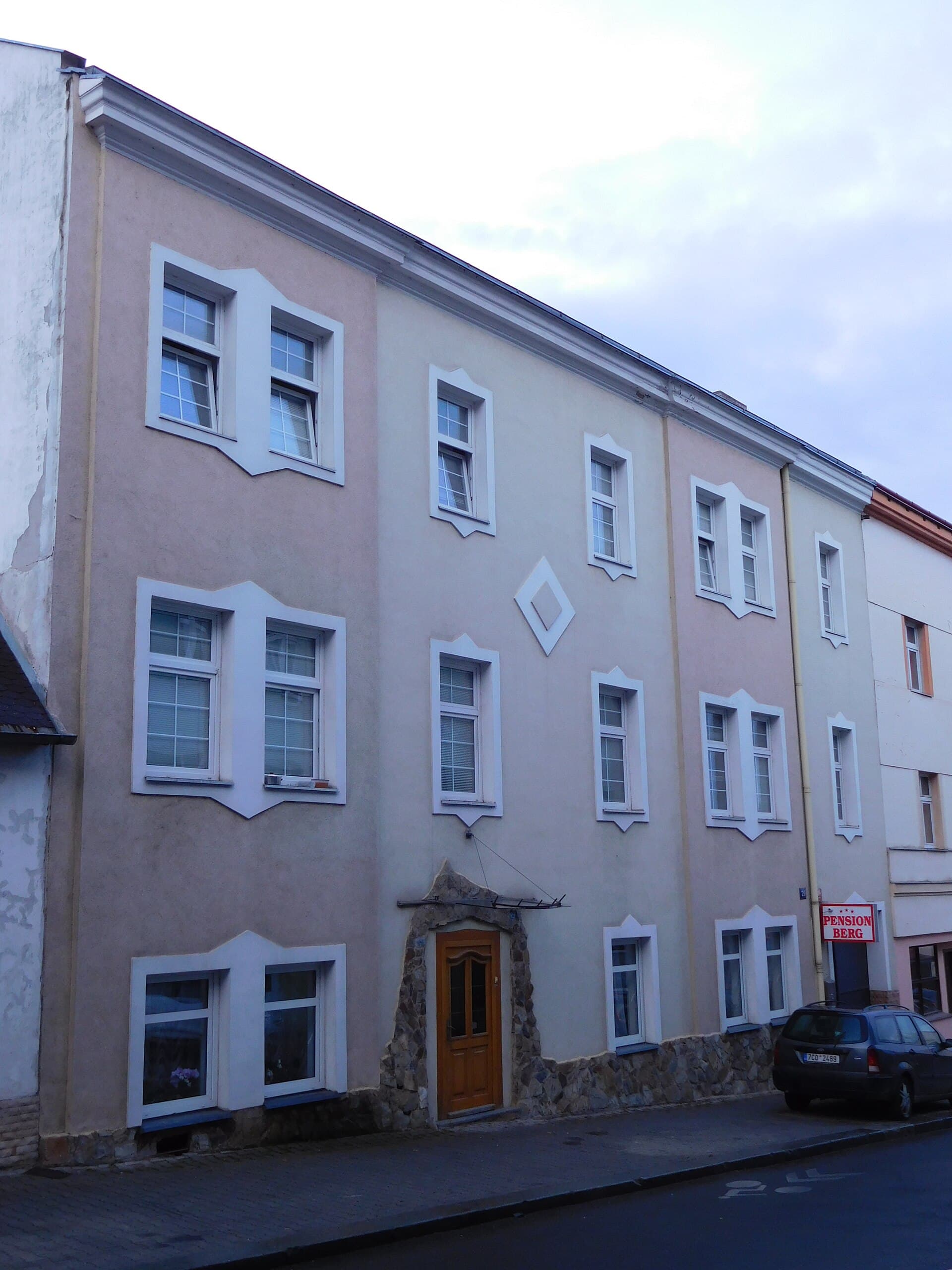 Pension BERG (via Wikimedia Commons, CC BY-SA 3.0)