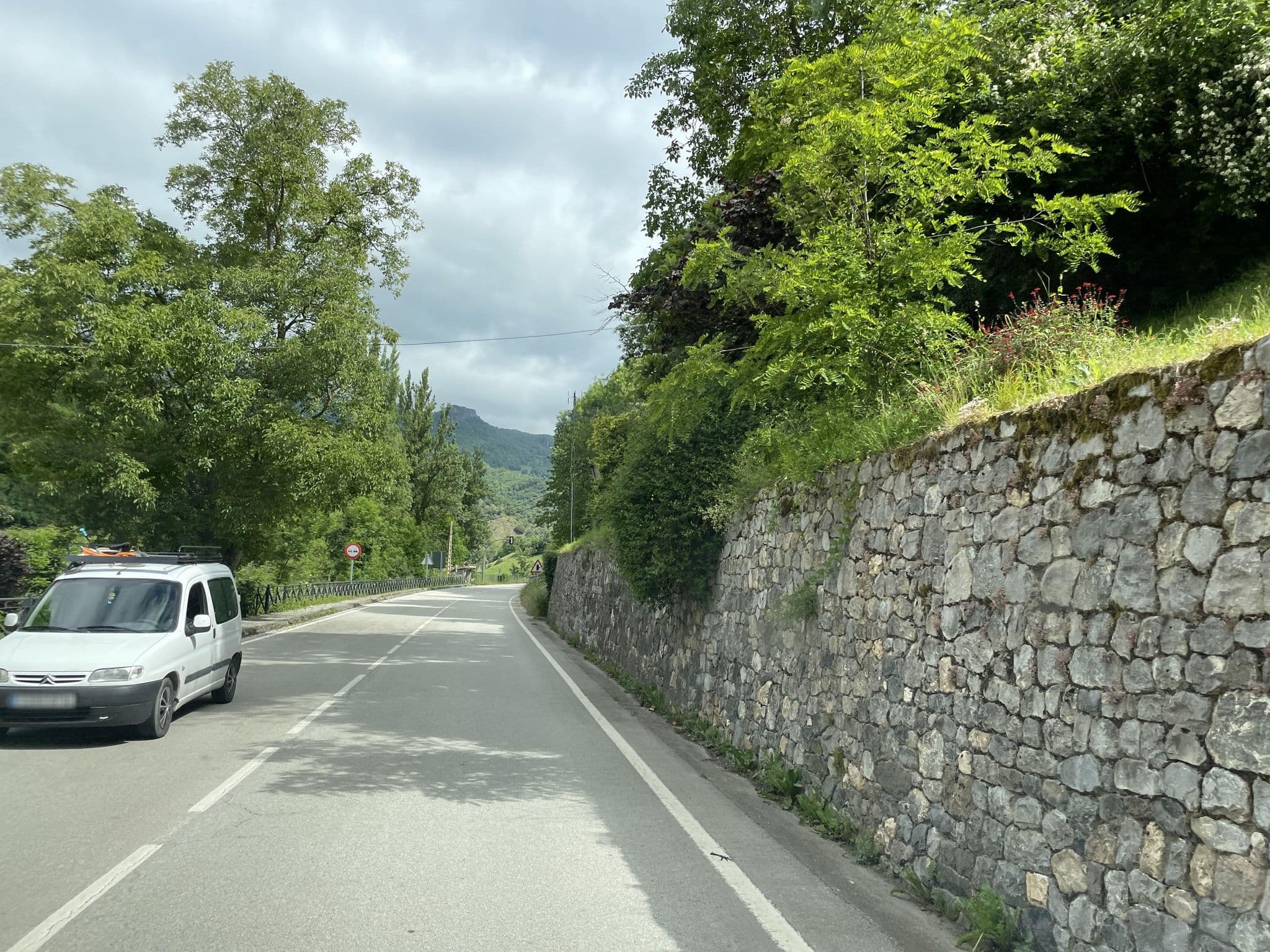 Street view near Hotel del Oso, Potes — © seraq (CC BY-SA · Mapillary)