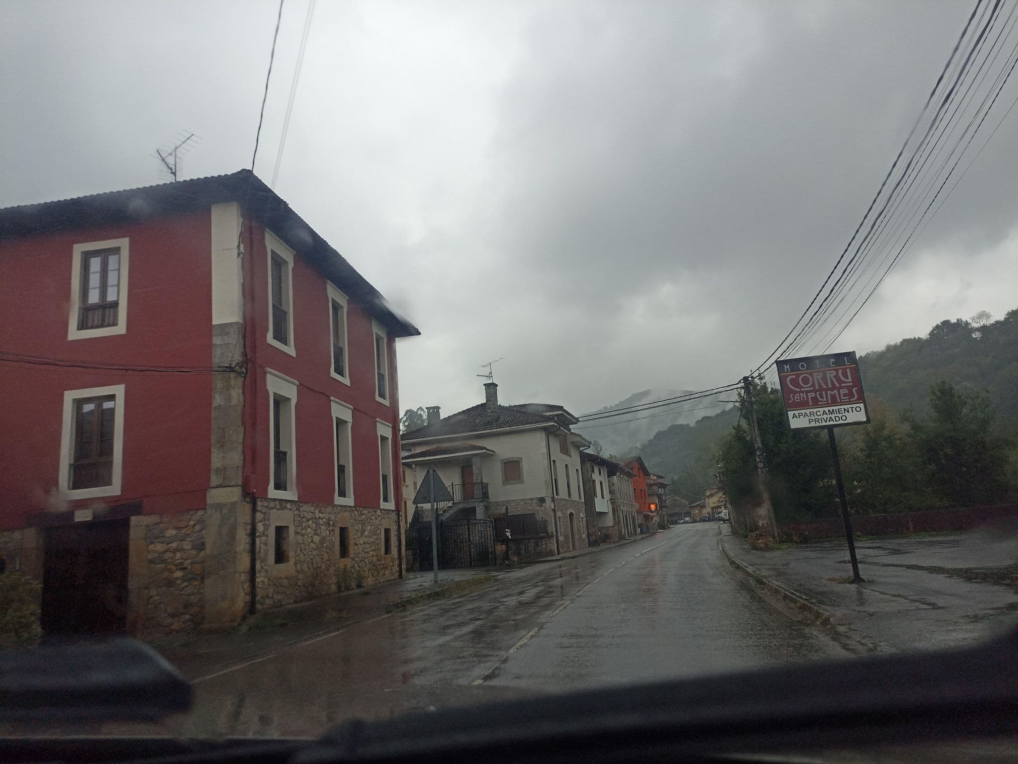 Street view near Hotelroom 12 In Hotel Corru San Pumes, Cangas de Onís — © toniserra (CC BY-SA · Mapillary)