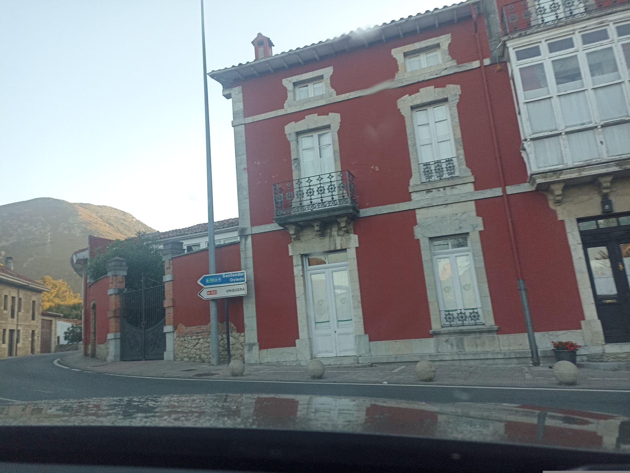 Street view near Hotel El Tilo, San Vicente de la Barquera — © toniserra (CC BY-SA · Mapillary)