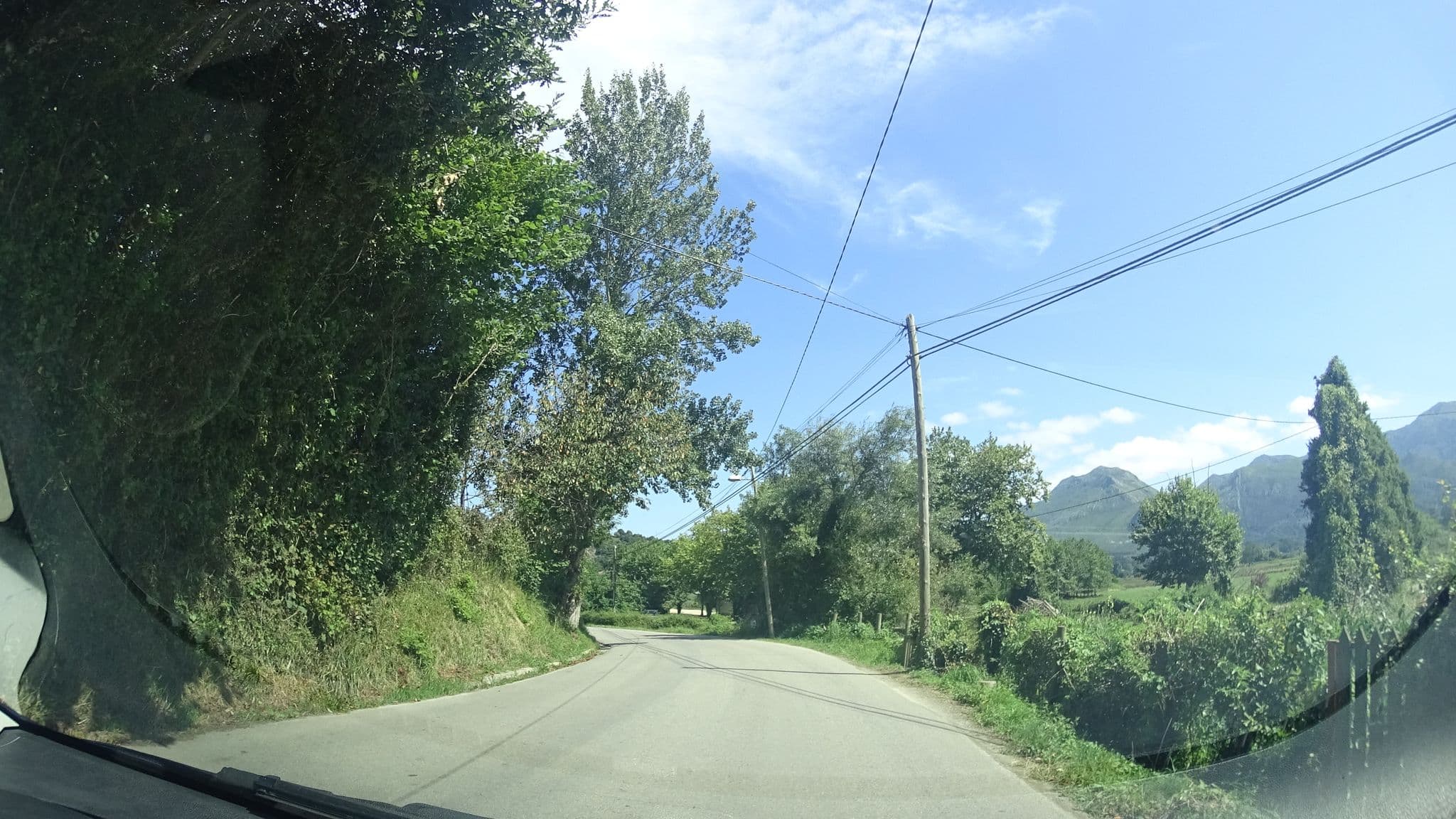 Street view near Apartamentos Rurales la Güertona, Ribadesella — © robertogeb (CC BY-SA · Mapillary)