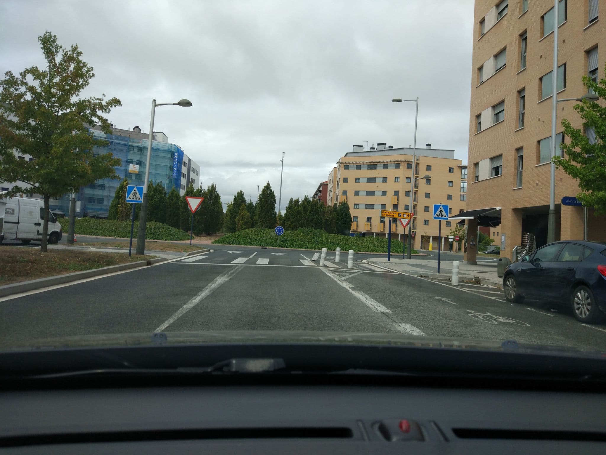 Street view near Hotel Aptos. Dream Park, Gasteiz / Vitoria — © ipf84 (CC BY-SA · Mapillary)