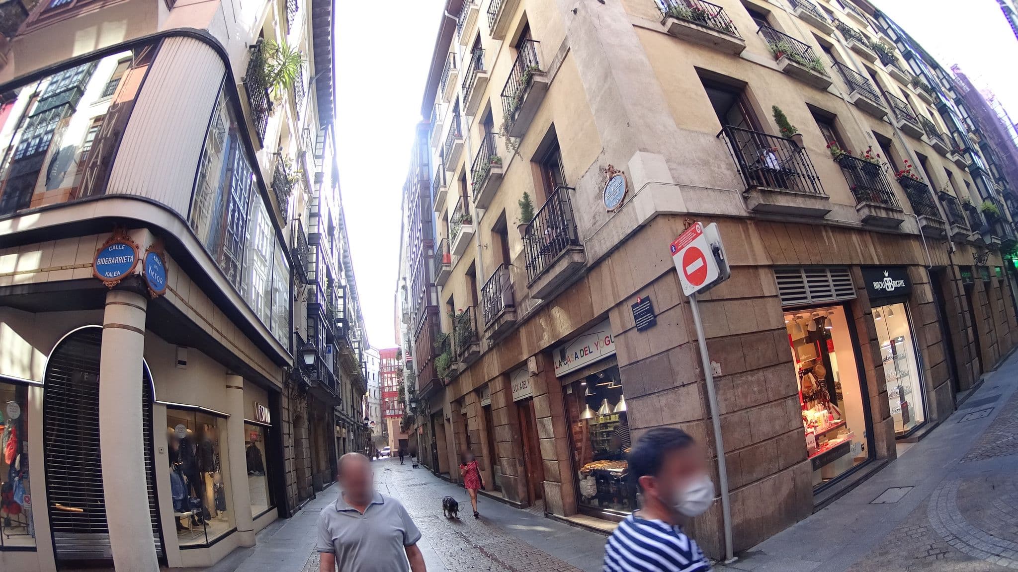 Street view near Hotel Bilbao Jardín, Bilbao — © robertogeb (CC BY-SA · Mapillary)