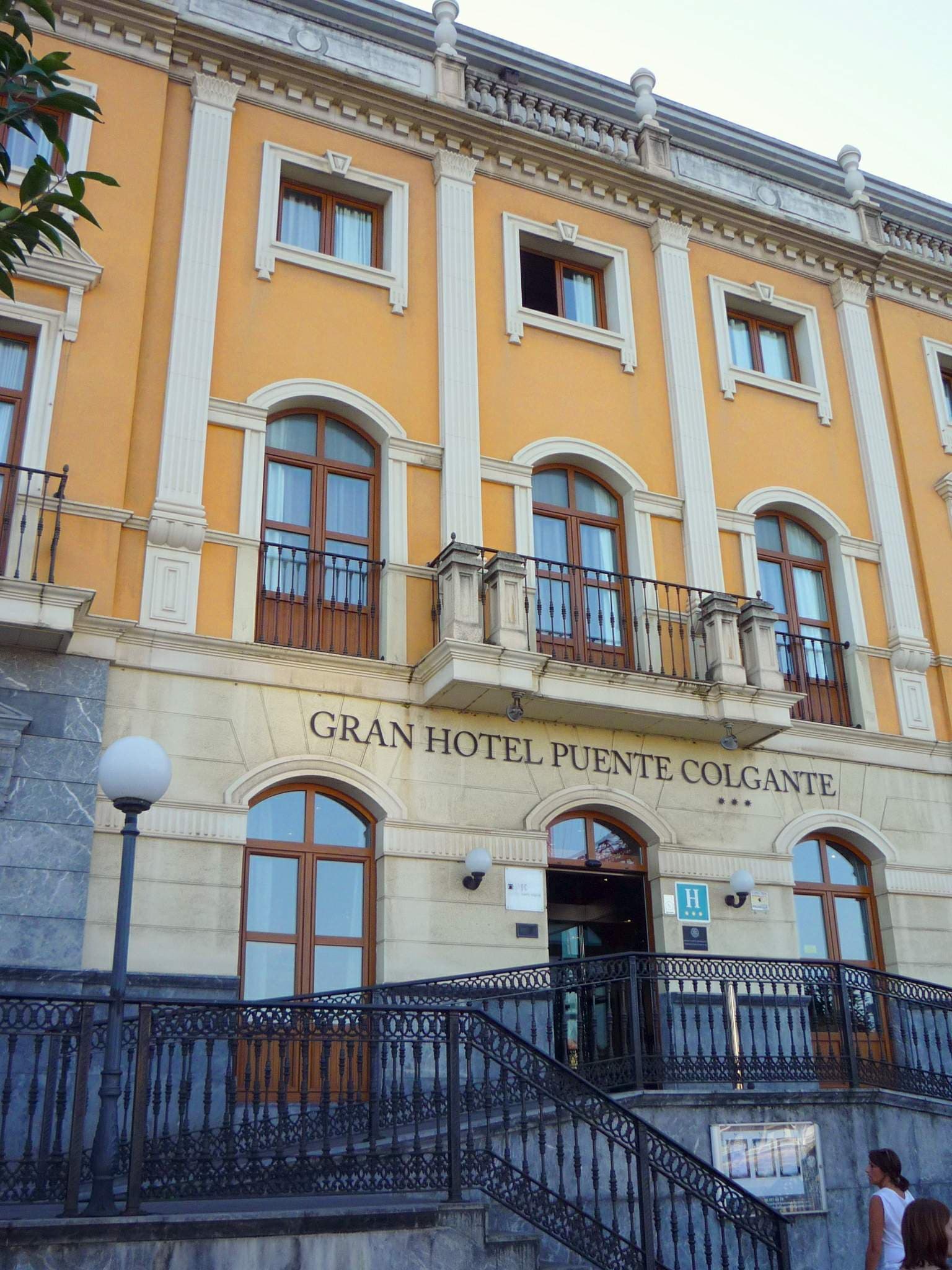 Gran Hotel Puente Colgante (via Wikimedia Commons, CC0)