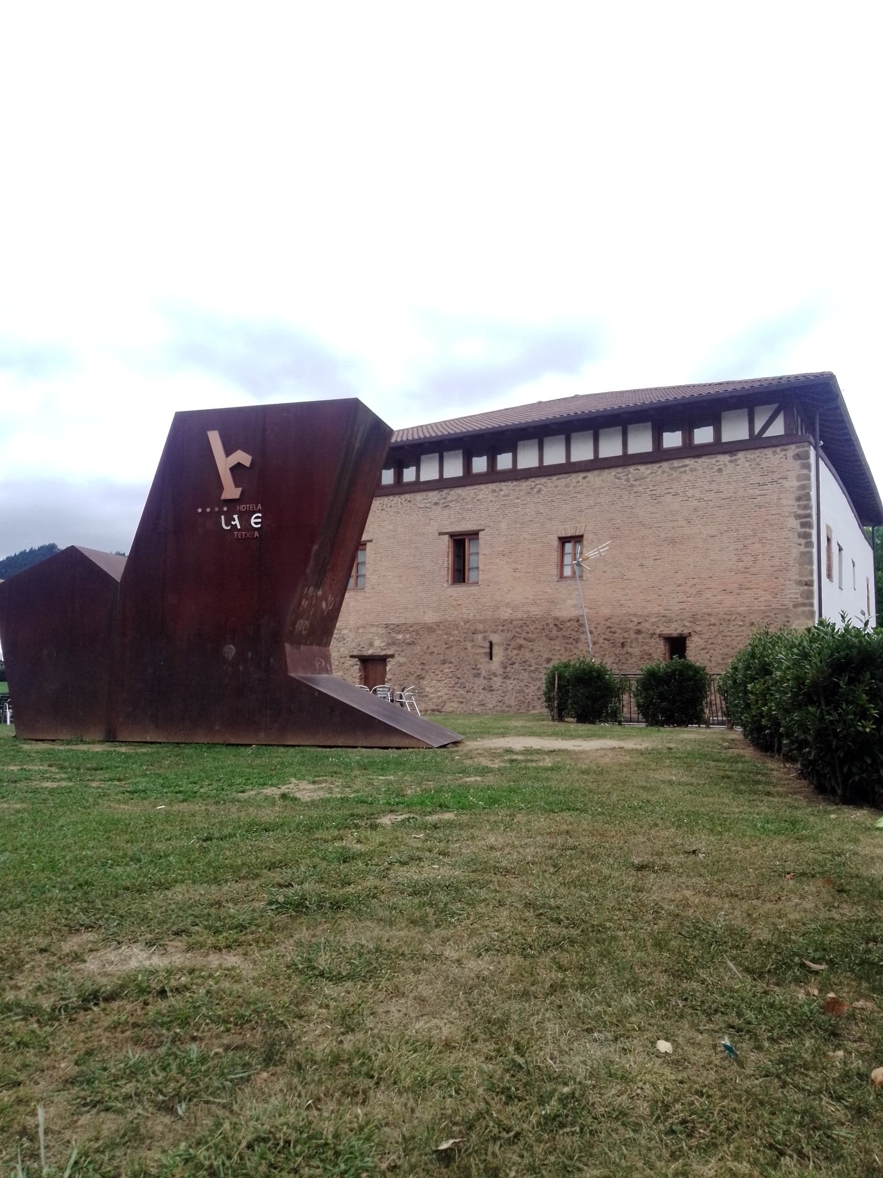 Hotel Dolarea (via Wikimedia Commons, CC BY-SA 4.0)