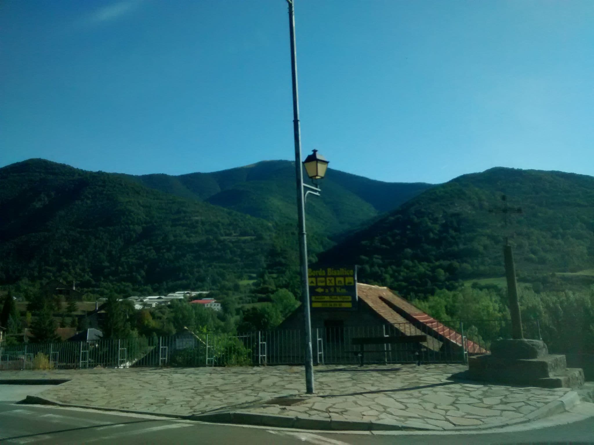 Street view near Hotel de la Val, Jaca — © msevilla00 (CC BY-SA · Mapillary)