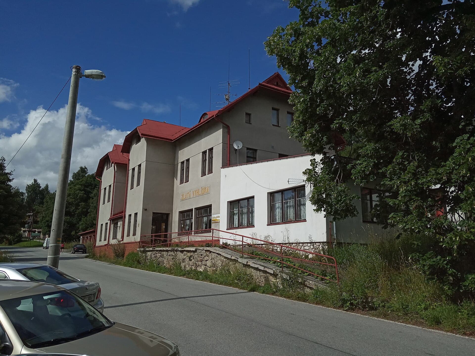 Hotel Zlatá Vyhlídka (via Wikimedia Commons, CC BY-SA 3.0)