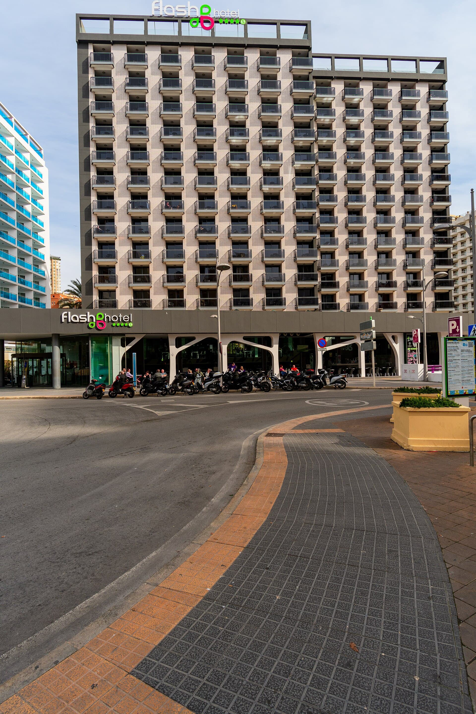 Flash Hotel (via Wikimedia Commons, CC0)