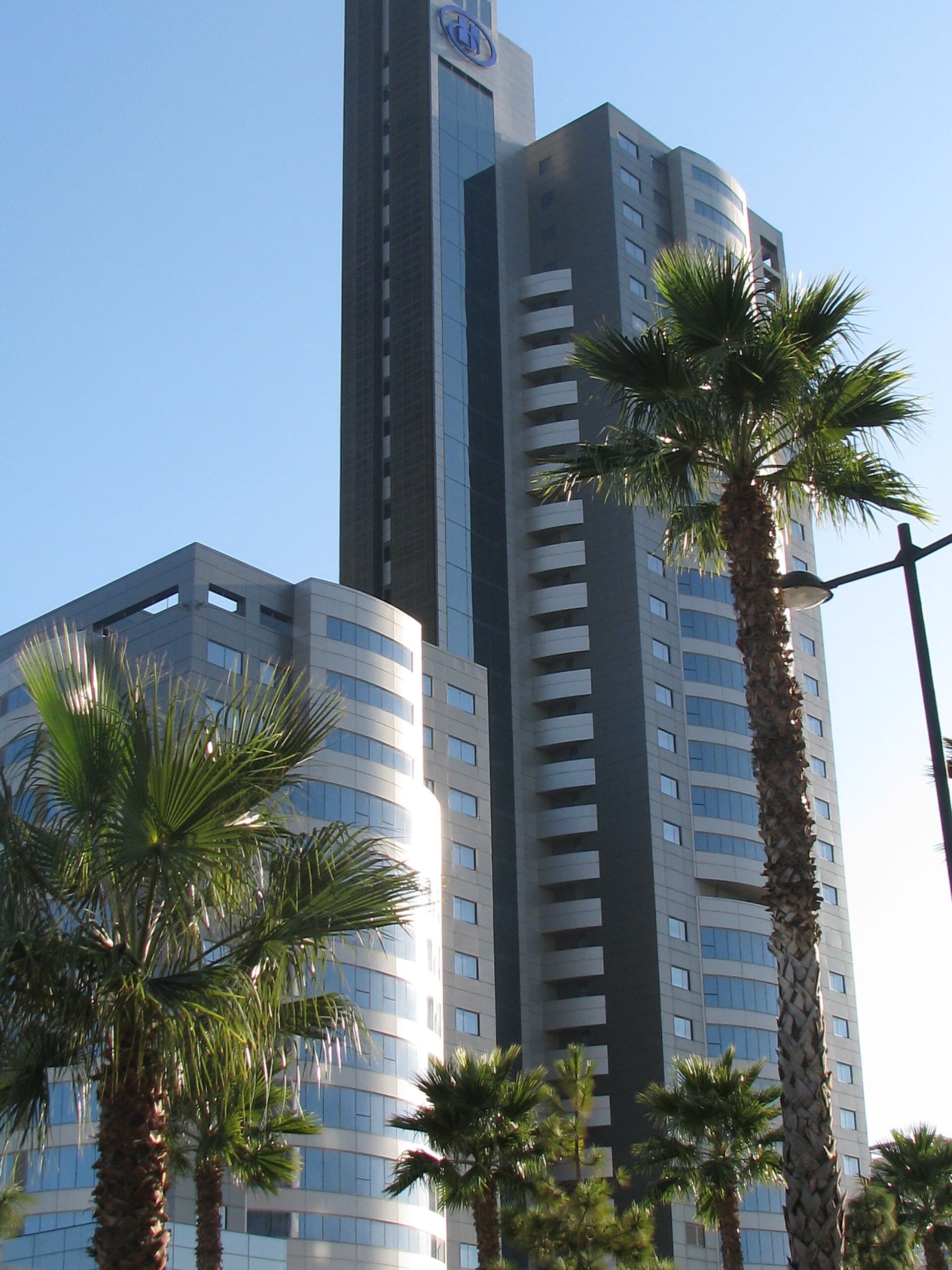 Hilton Valencia (via Wikimedia Commons, Public domain)