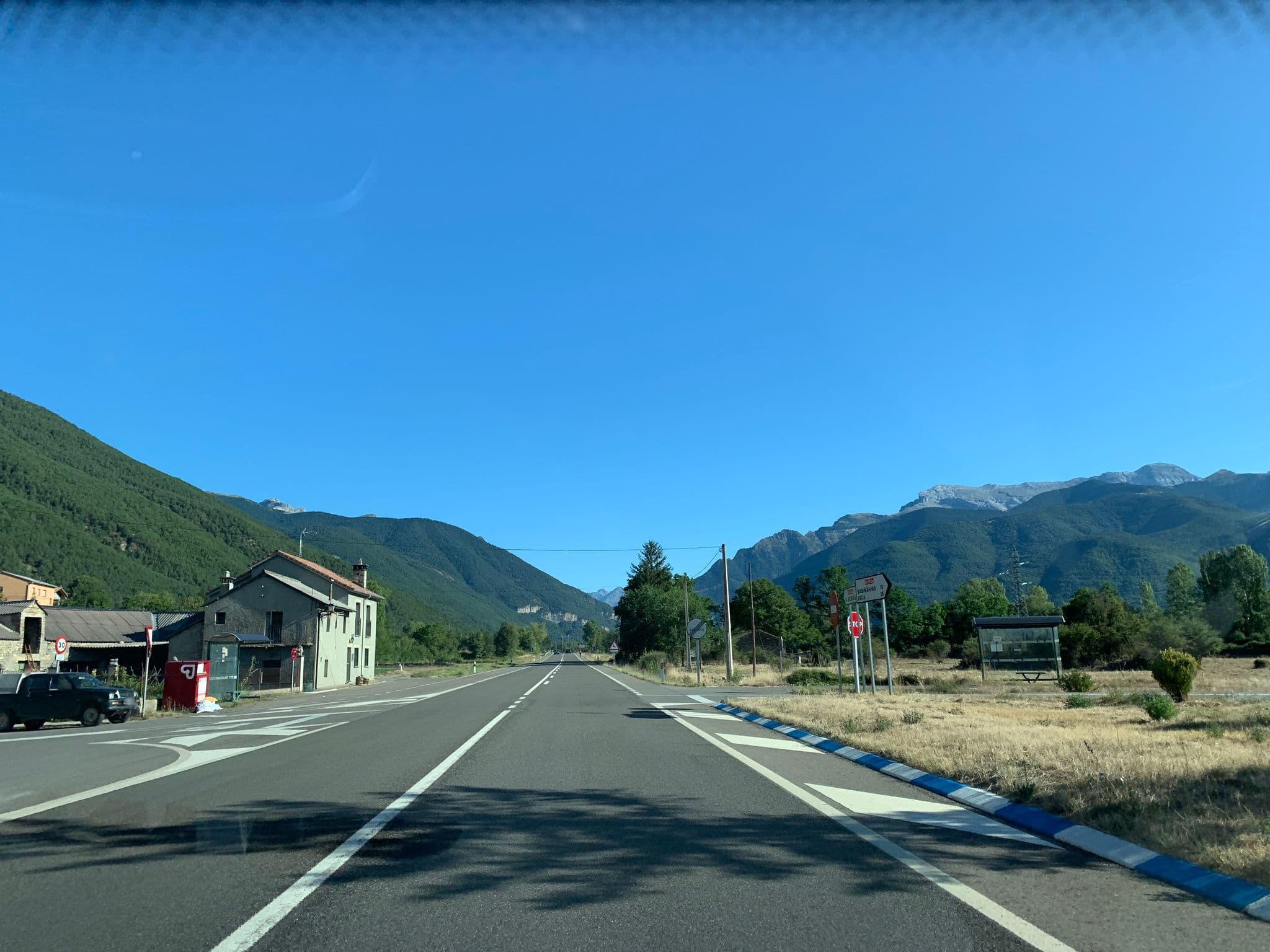 Street view near Aparta-Hotel Puertolas, Sabiñánigo — © robot8a (CC BY-SA · Mapillary)