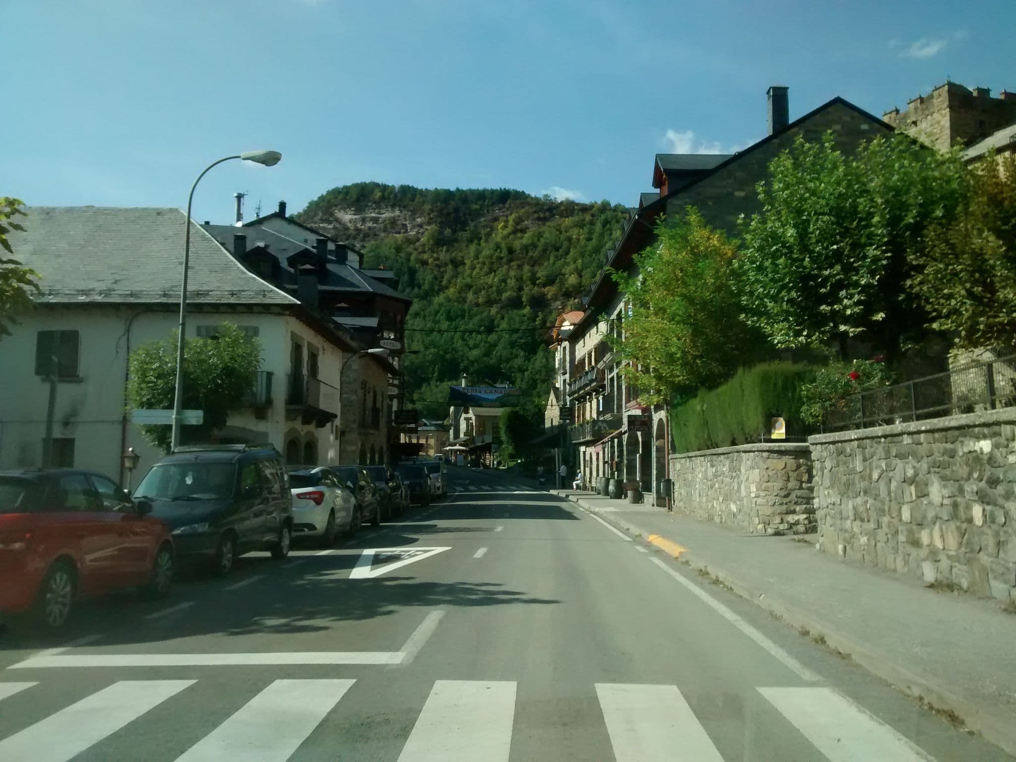 Street view near Hotel Pradas, Sabiñánigo — © msevilla00 (CC BY-SA · Mapillary)