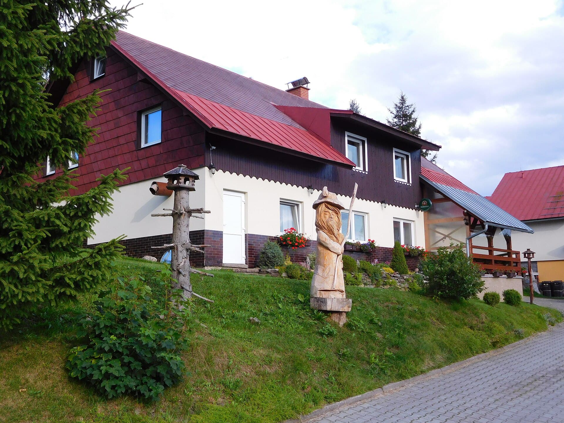 Pension Na Sychrově (via Wikimedia Commons, CC BY-SA 3.0)