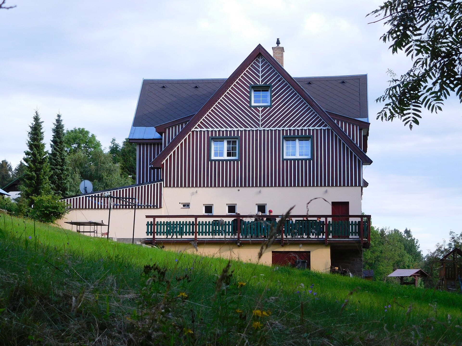 Pension Panorama (via Wikimedia Commons, CC BY-SA 3.0)