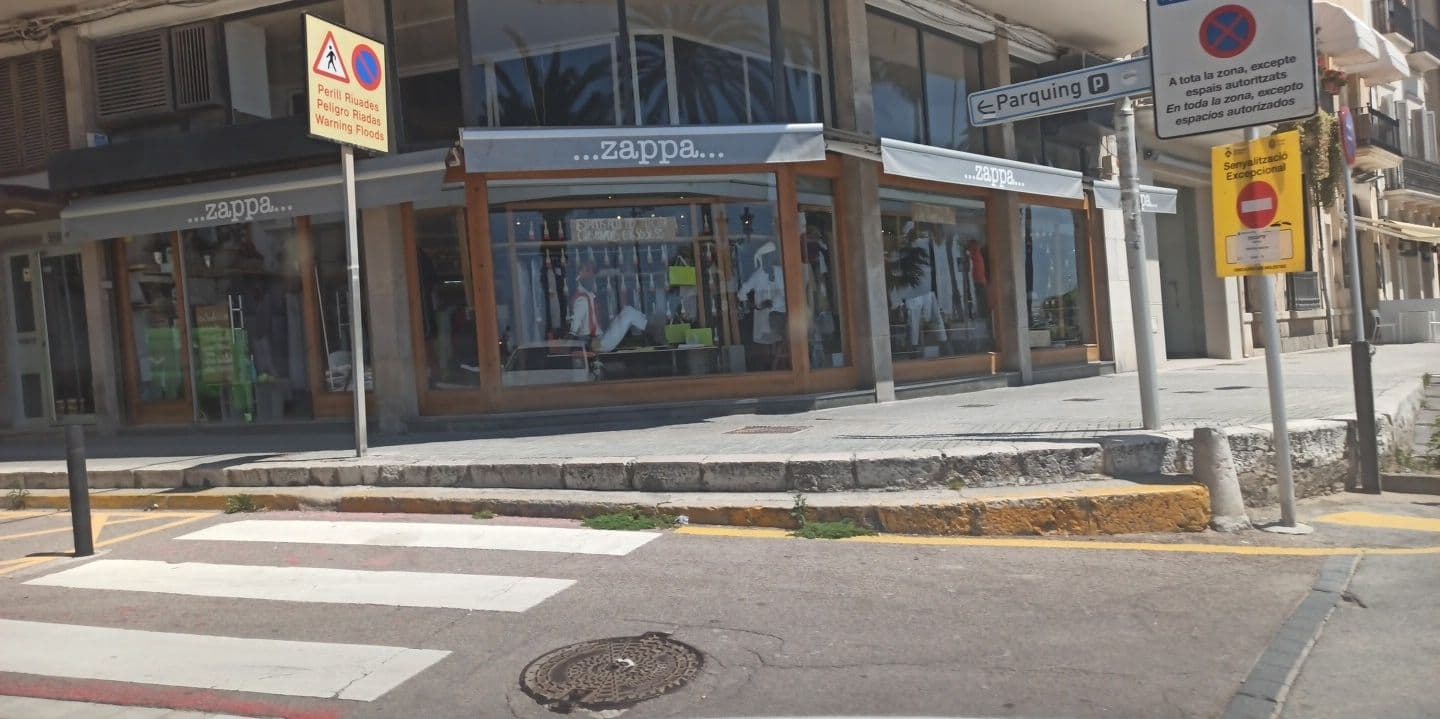 Street view near Crinis, Sitges — © yopaseopor (CC BY-SA · Mapillary)