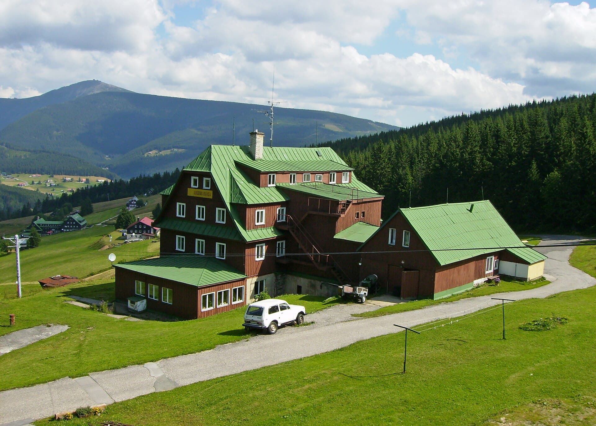 Husova bouda (via Wikimedia Commons, CC BY-SA 3.0)