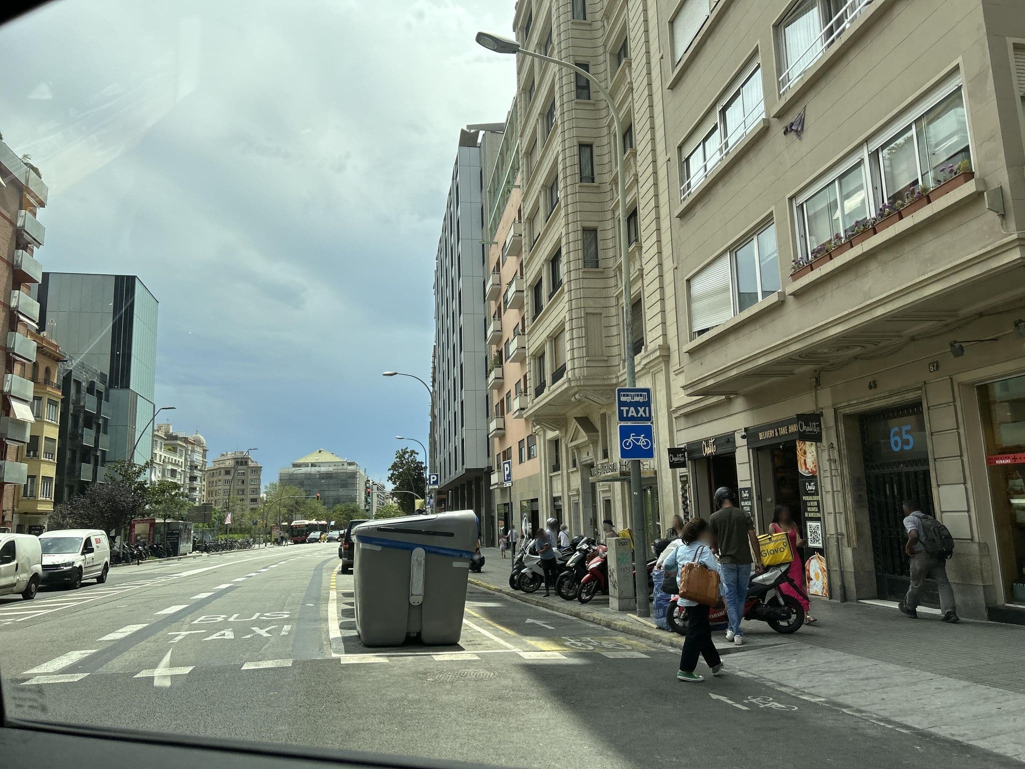 Street view near blue barcelona hotel, Gràcia — © TristanM17 (CC BY-SA · Mapillary)