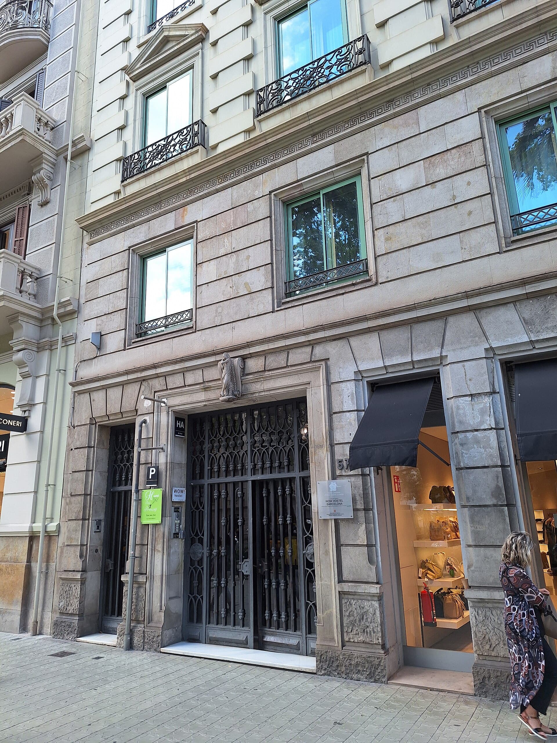Wow Hostel Barcelona (via Wikimedia Commons, CC BY-SA 3.0)