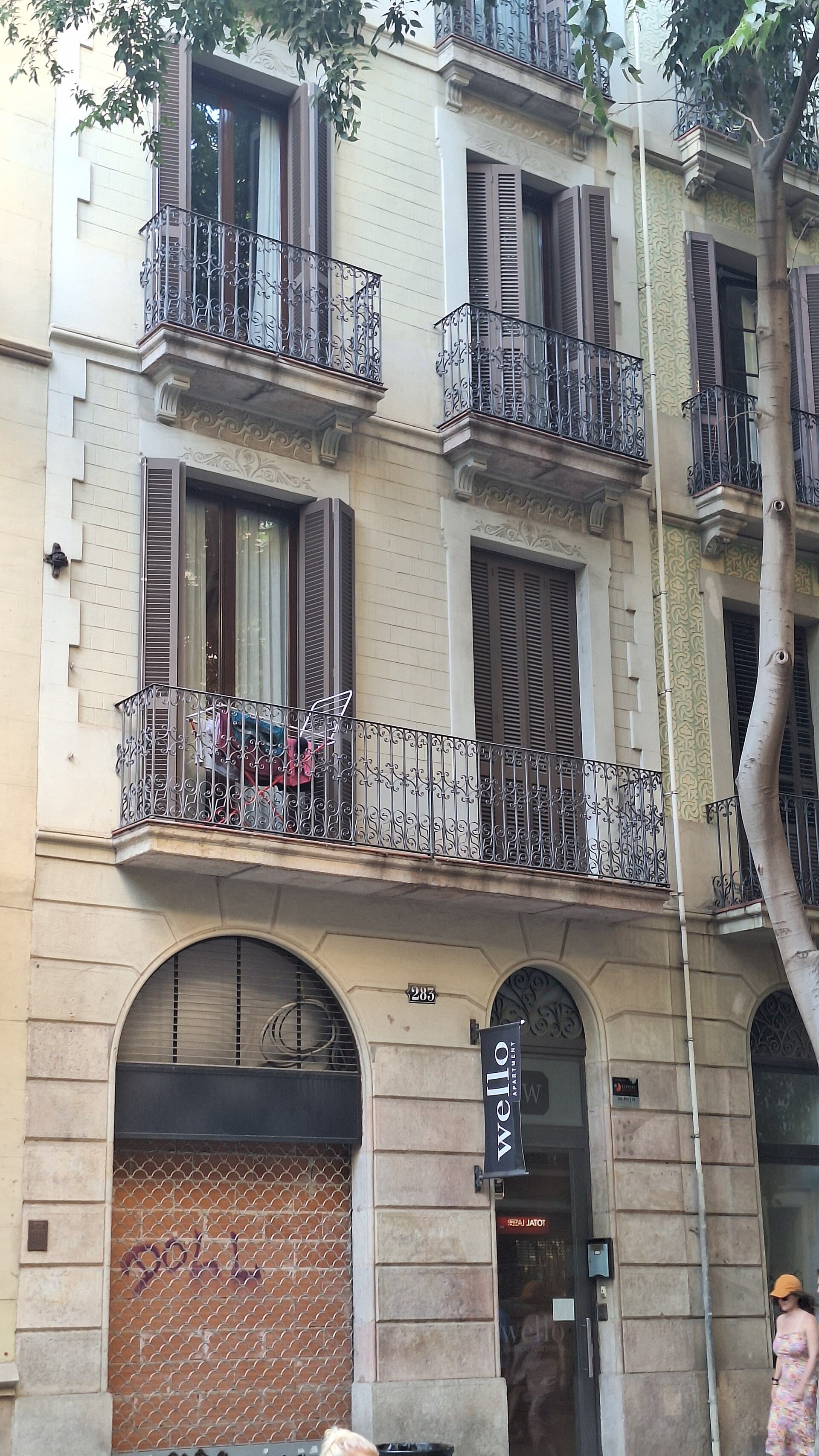 wello apartments (via Wikimedia Commons, CC BY-SA 3.0)