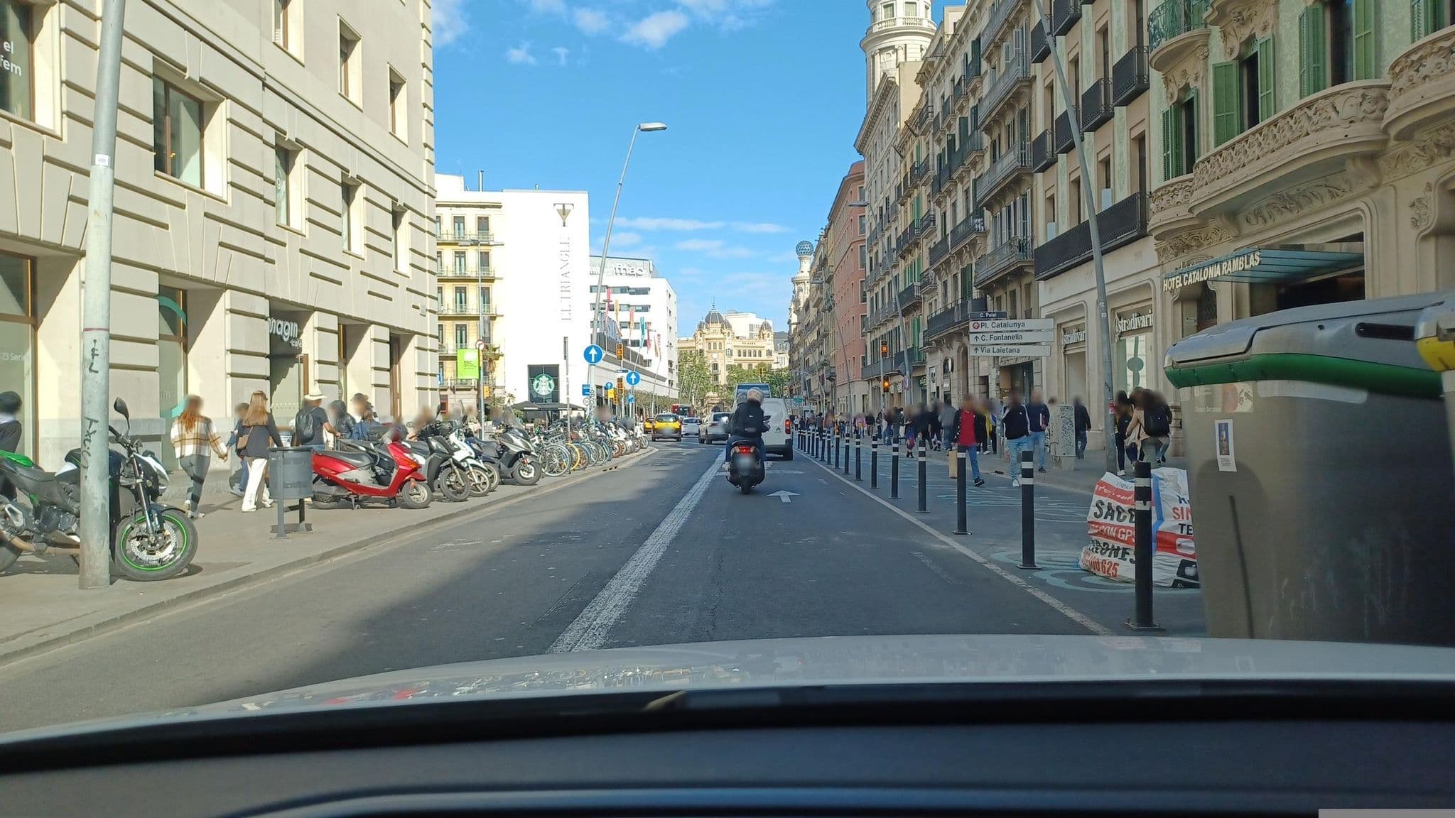 Street view near Amister Apartments, Eixample — © normanm (CC BY-SA · Mapillary)