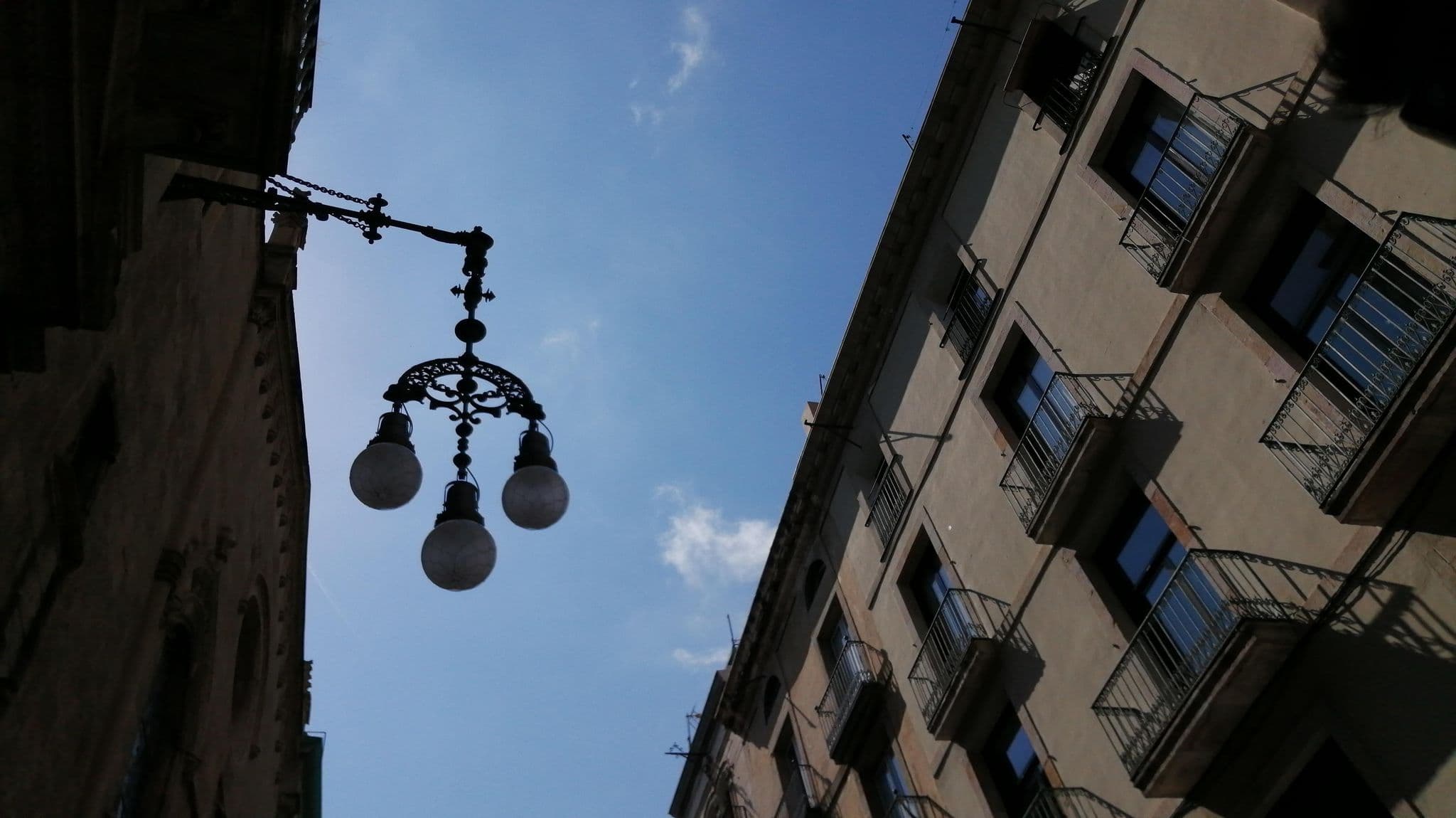 Street view near Hostal-Albergue Fernando, Ciutat Vella — © alememex (CC BY-SA · Mapillary)