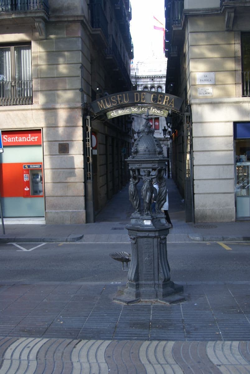 Street view near Pillow Ramblas, Ciutat Vella — © txllxt (CC BY-SA · Mapillary)
