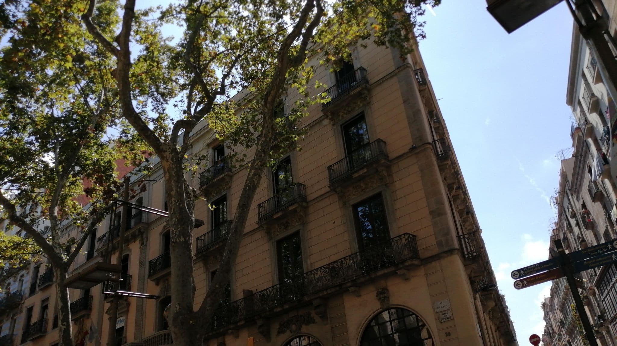 Street view near Cool Hostel, Ciutat Vella — © alememex (CC BY-SA · Mapillary)