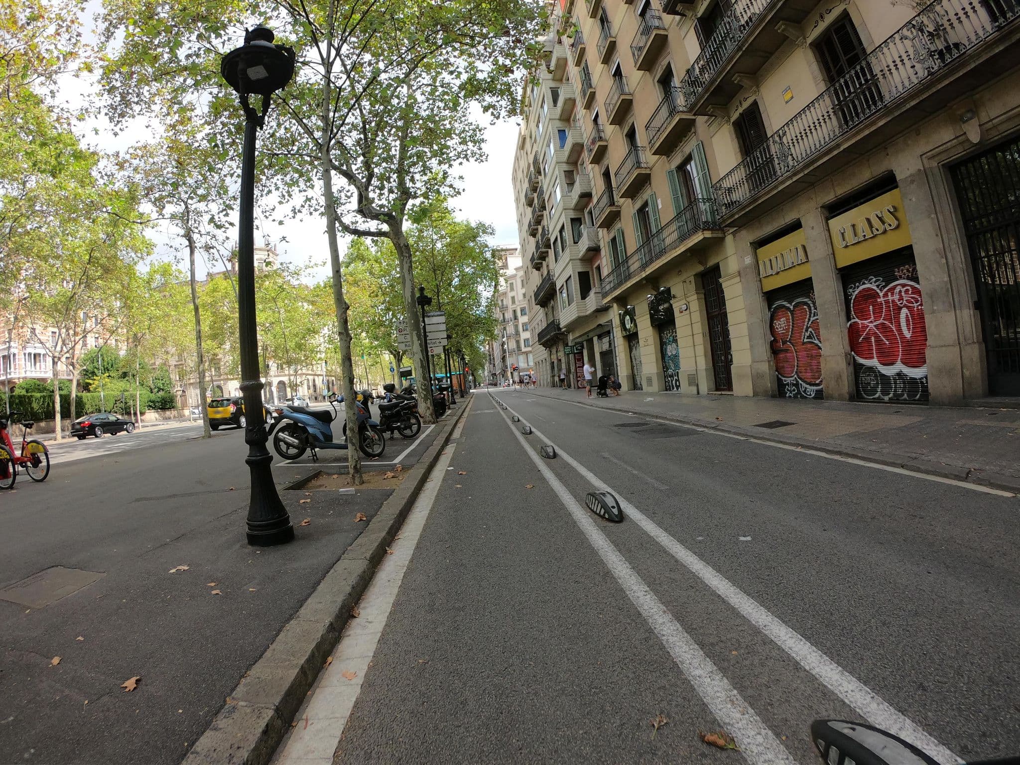Street view near Eshouse Universitat, Eixample — © rubencarbonero (CC BY-SA · Mapillary)