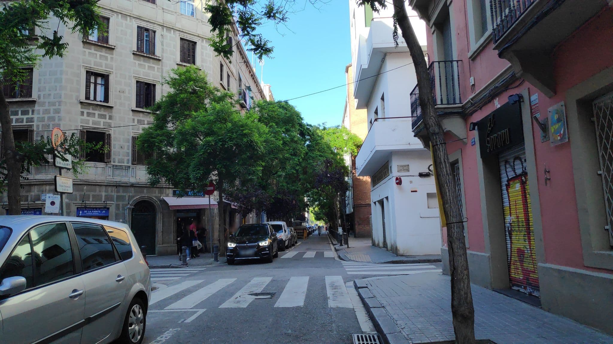 Street view near Be Happy Hostal, la Barceloneta — © albertandaluz (CC BY-SA · Mapillary)