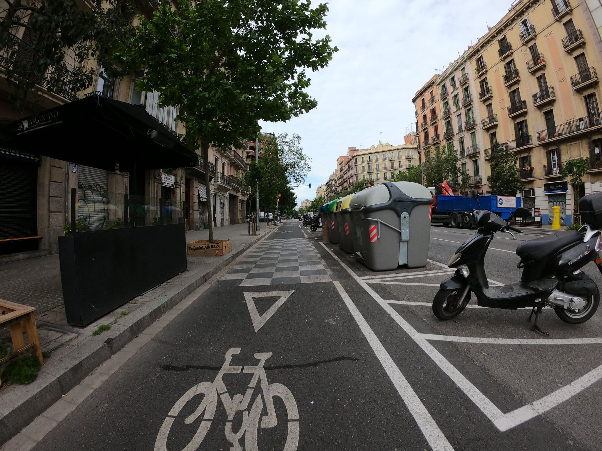 Street view near TRIPPLE2 B&B, Barcelona — © rubencarbonero (CC BY-SA · Mapillary)