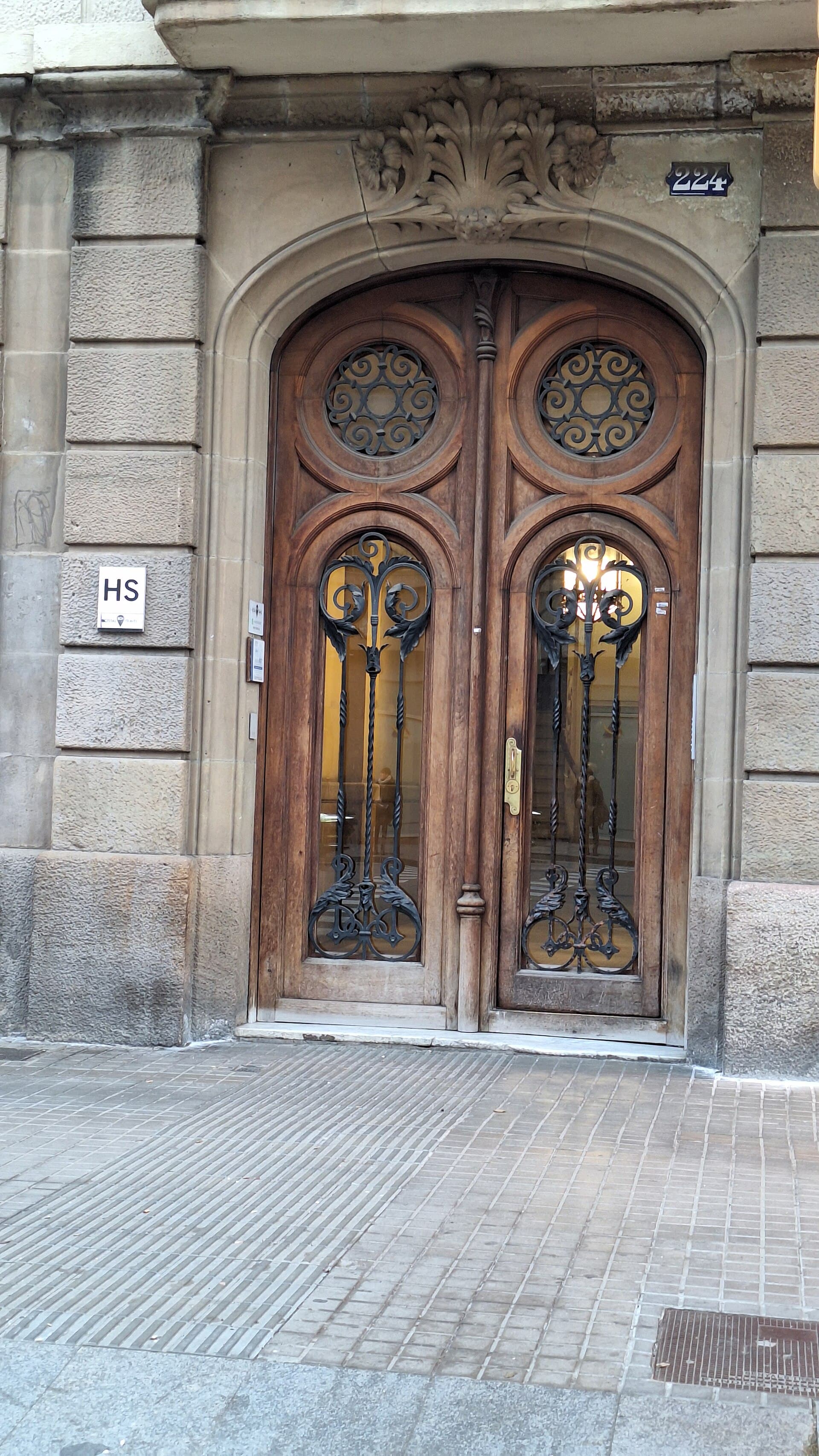 Hostal Barcelona Travel (via Wikimedia Commons, CC BY-SA 3.0)