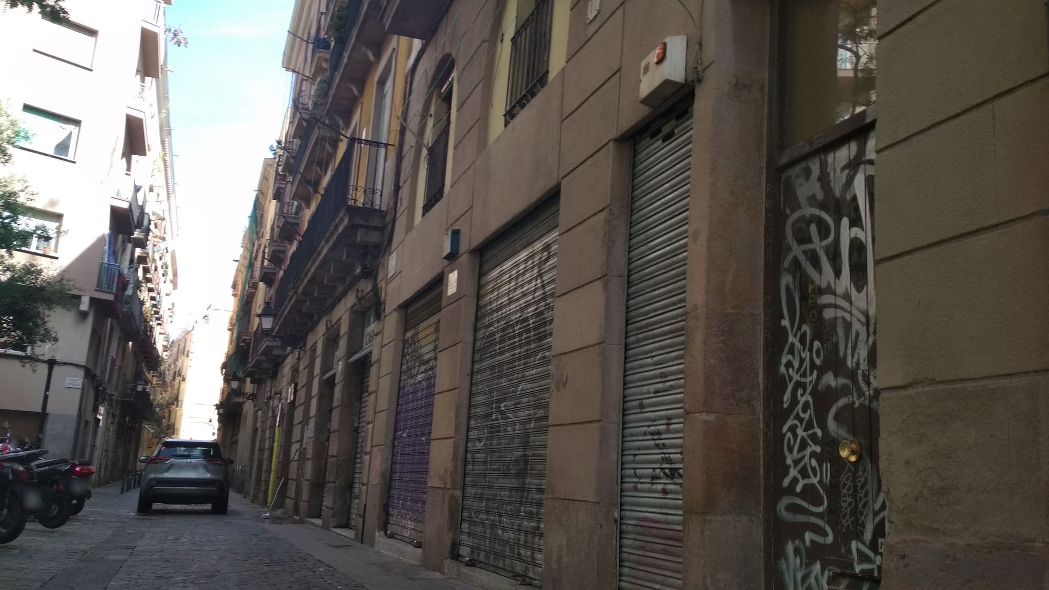 Street view near Hostel Bar, Ciutat Vella — © toniserra (CC BY-SA · Mapillary)