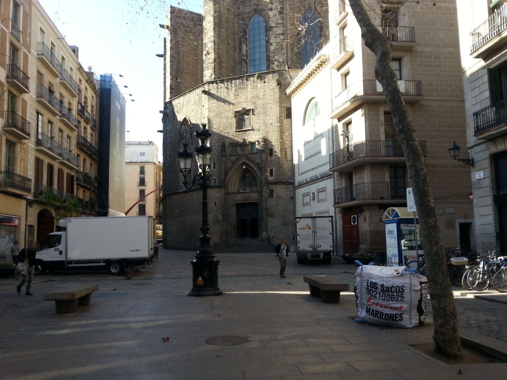 Street view near Moe's Cocktales y Baila Al Este, Sant Pere, Santa Caterina i La Ribera — © paulinus (CC BY-SA · Mapillary)