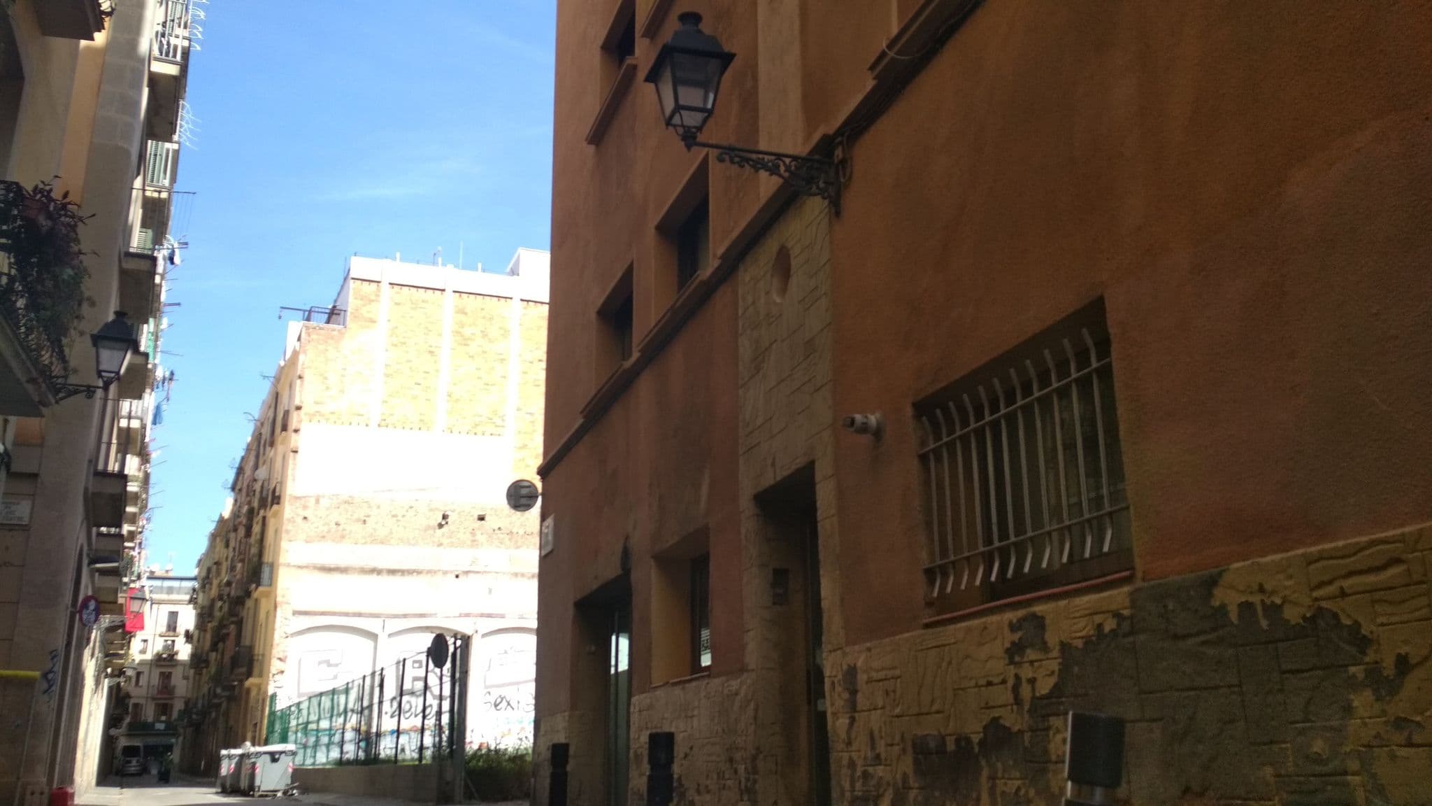 Street view near Apartamento Bahia, Ciutat Vella — © toniserra (CC BY-SA · Mapillary)