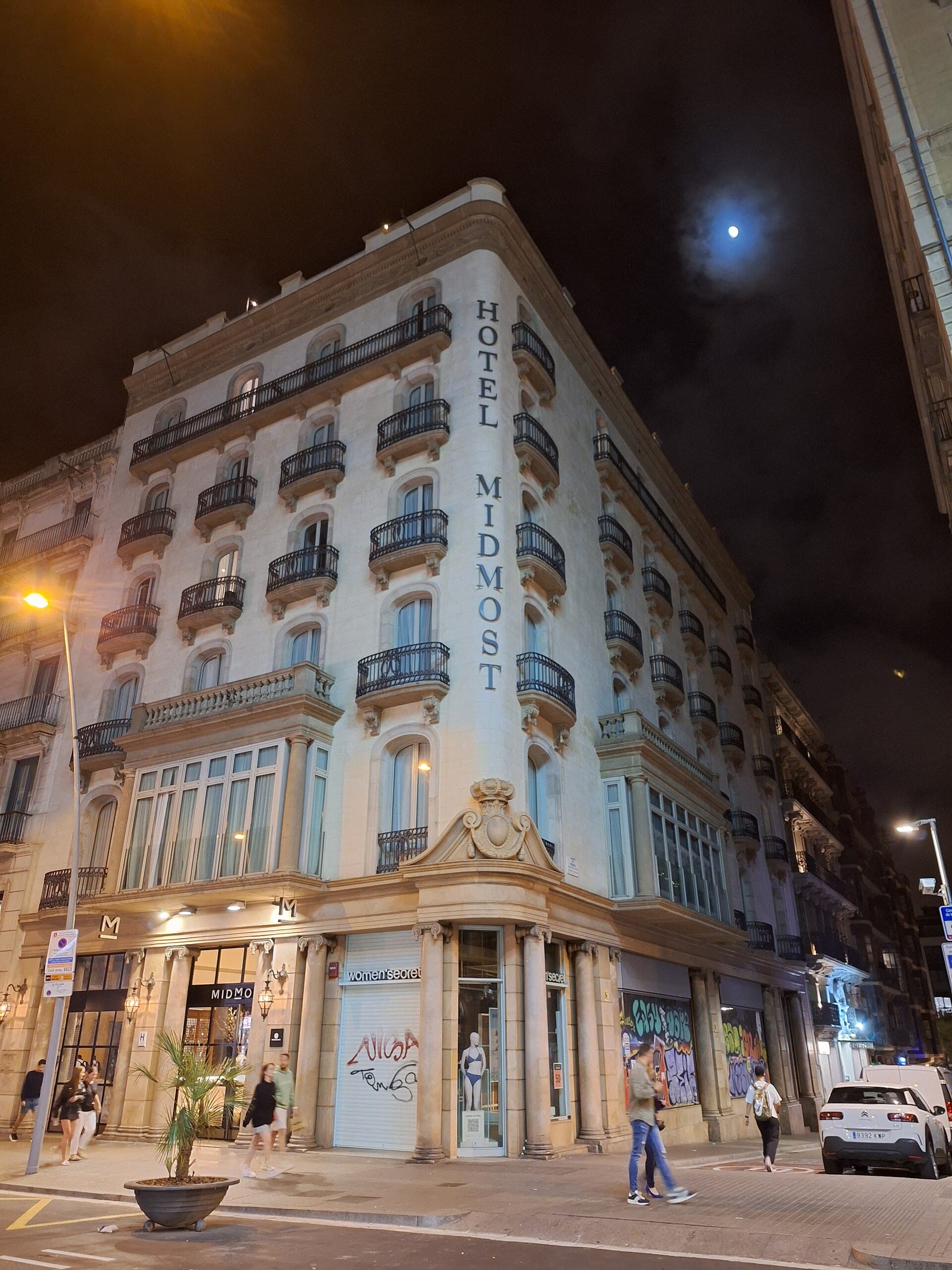 Hotel MidMost **** (via Wikimedia Commons, CC BY-SA 3.0)