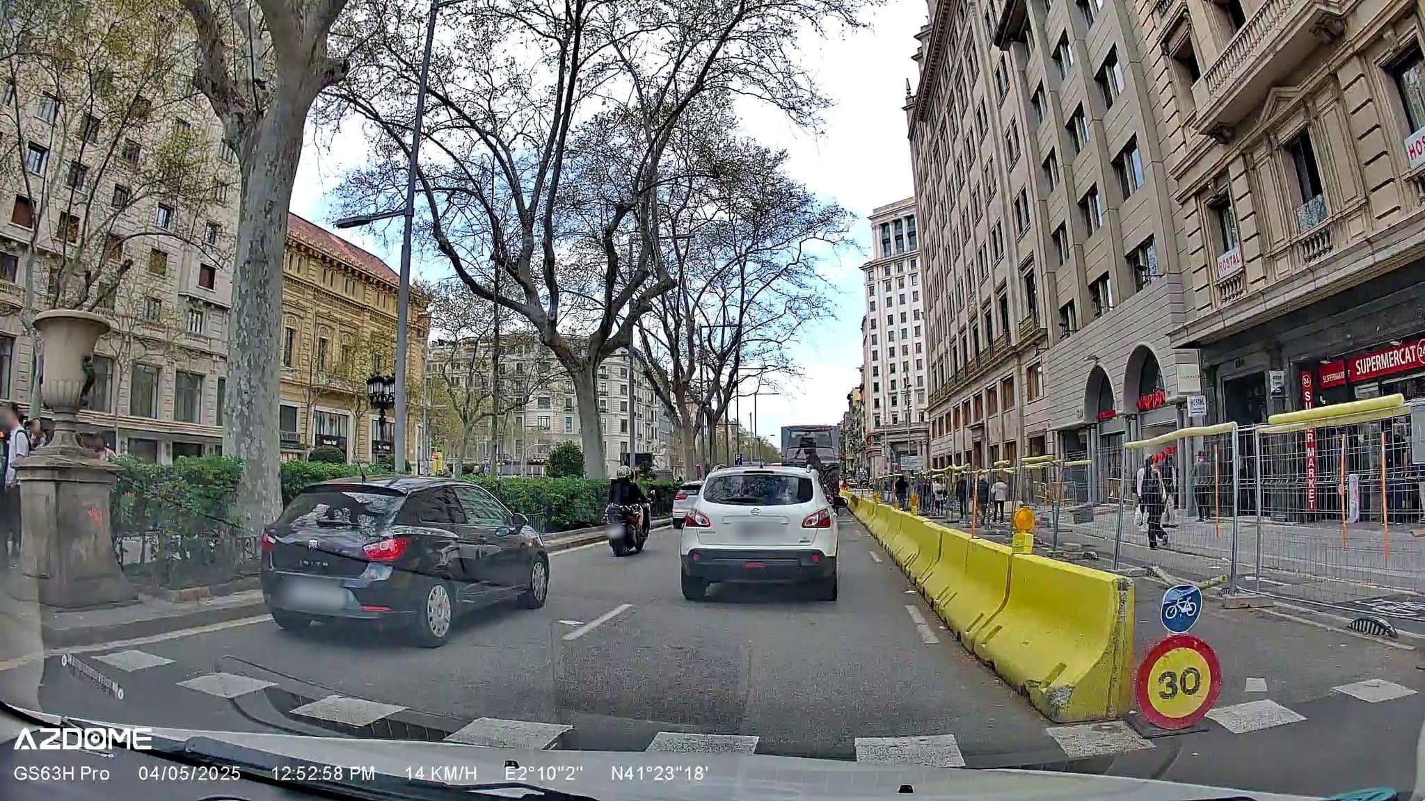 Street view near Hostal Gran Via 628, Eixample — © m_esp_32 (CC BY-SA · Mapillary)
