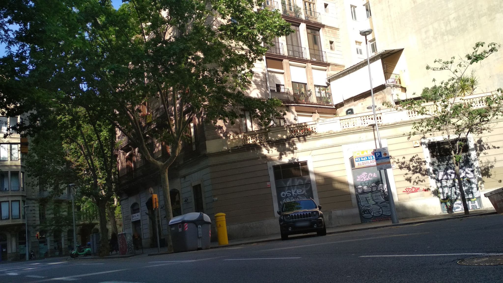 Street view near Hotel Yurbban Rooftop Pool, Barri Gòtic — © toniserra (CC BY-SA · Mapillary)