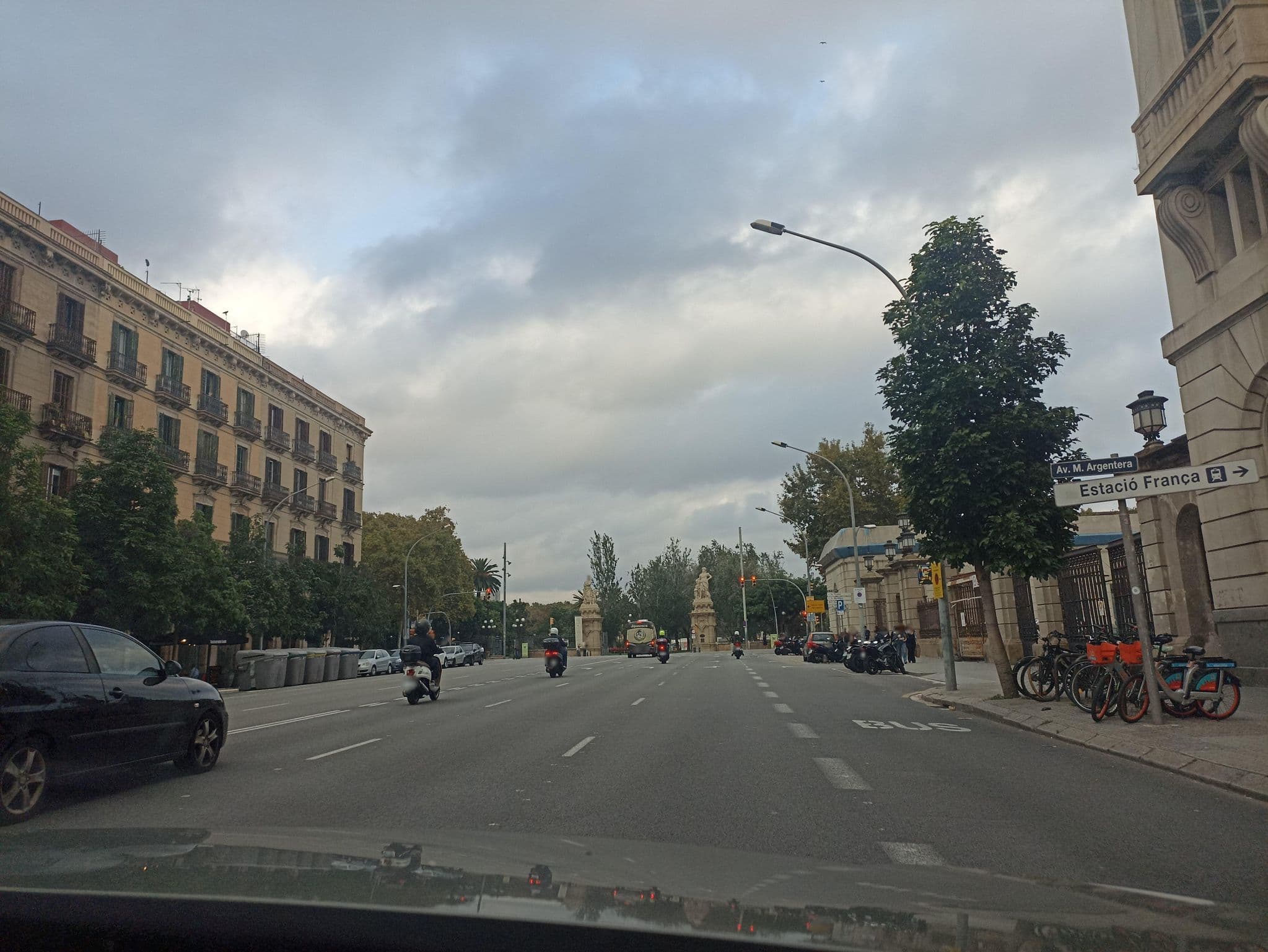 Street view near Hostal Nuevo Colón, Sant Pere, Santa Caterina i La Ribera — © toniserra (CC BY-SA · Mapillary)