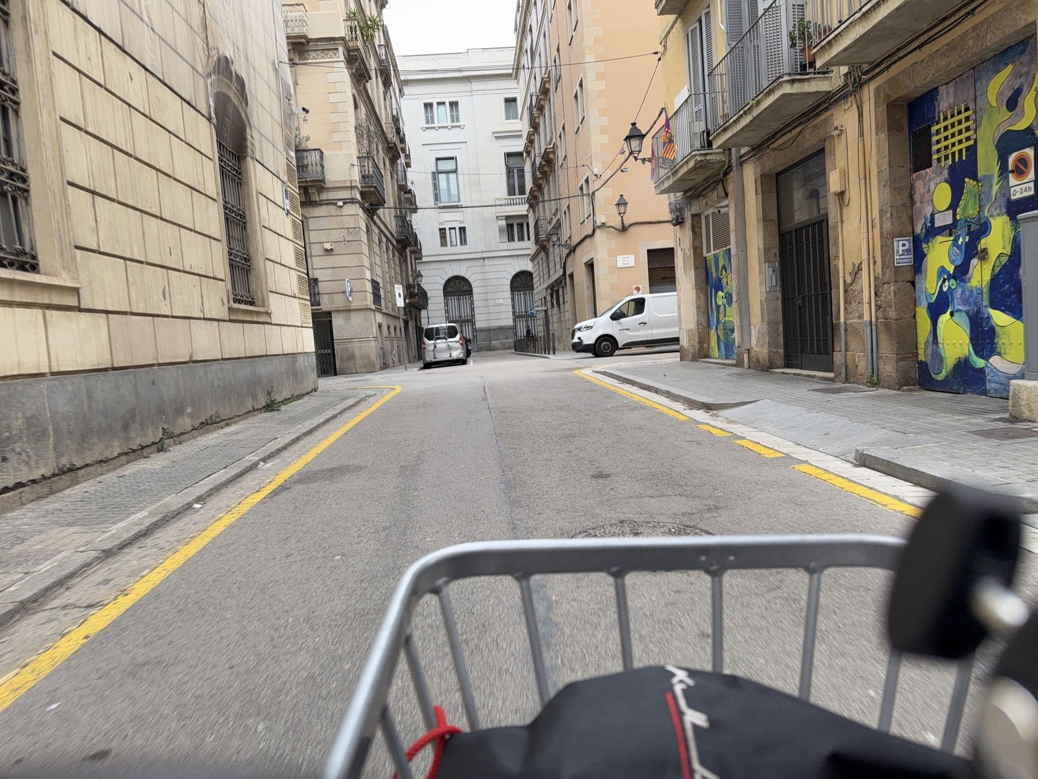 Street view near Apartamentos el Pintor, Sant Pere, Santa Caterina i La Ribera — © RSTQ (CC BY-SA · Mapillary)