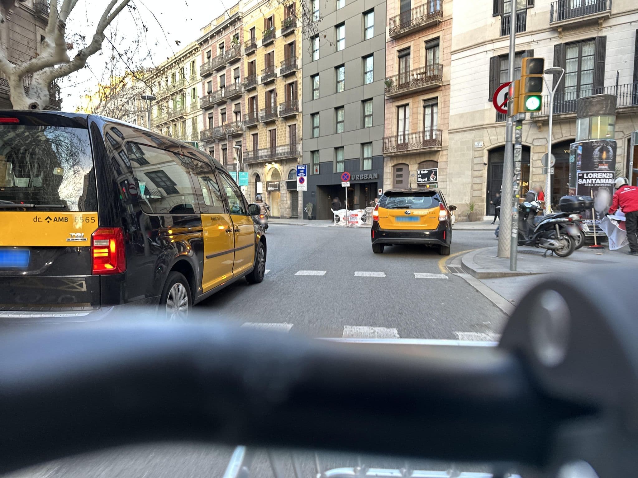 Street view near Àmfores, Barri Gòtic — © RSTQ (CC BY-SA · Mapillary)