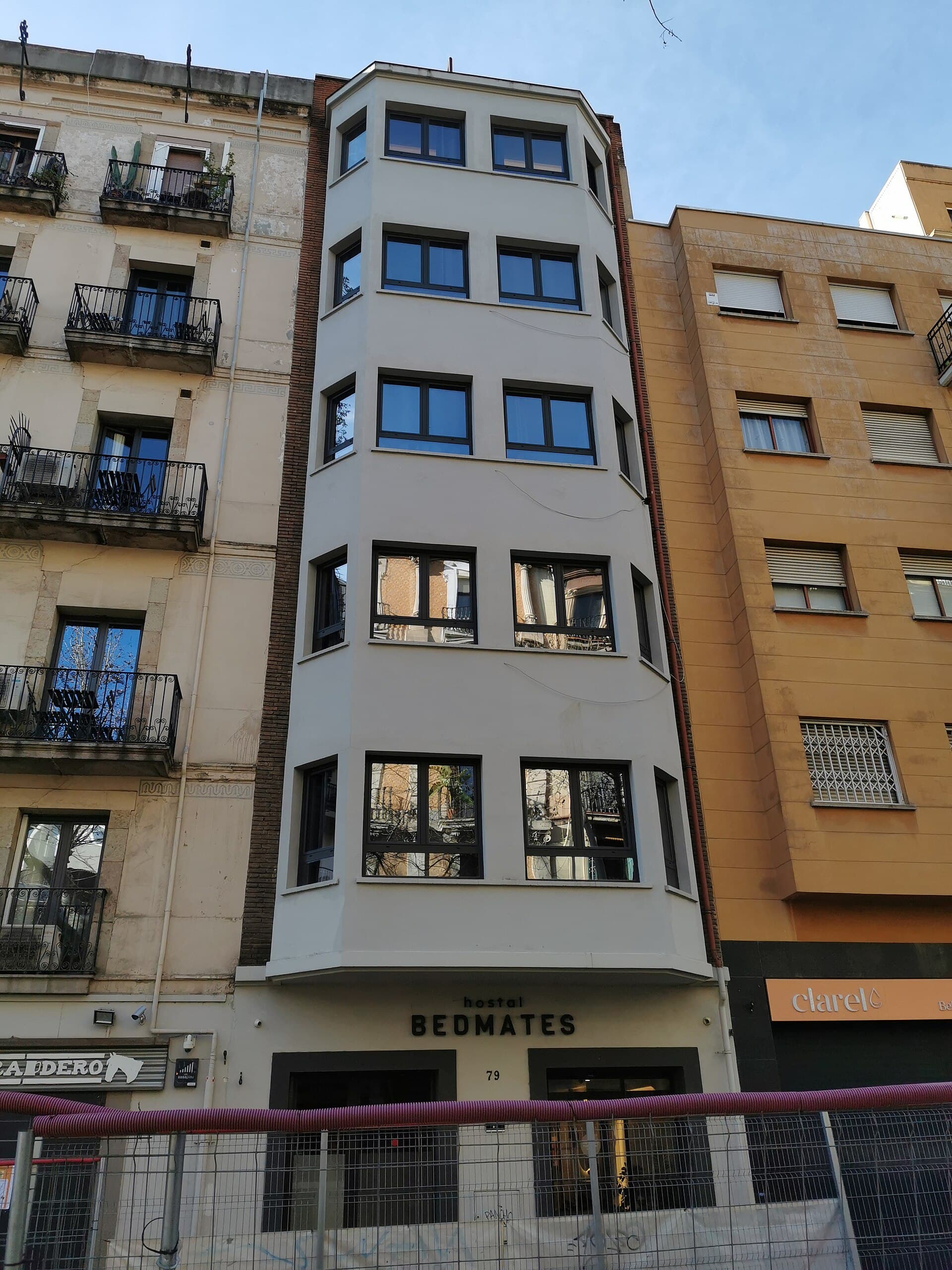 Hostal Bedmates (via Wikimedia Commons, CC BY-SA 3.0)