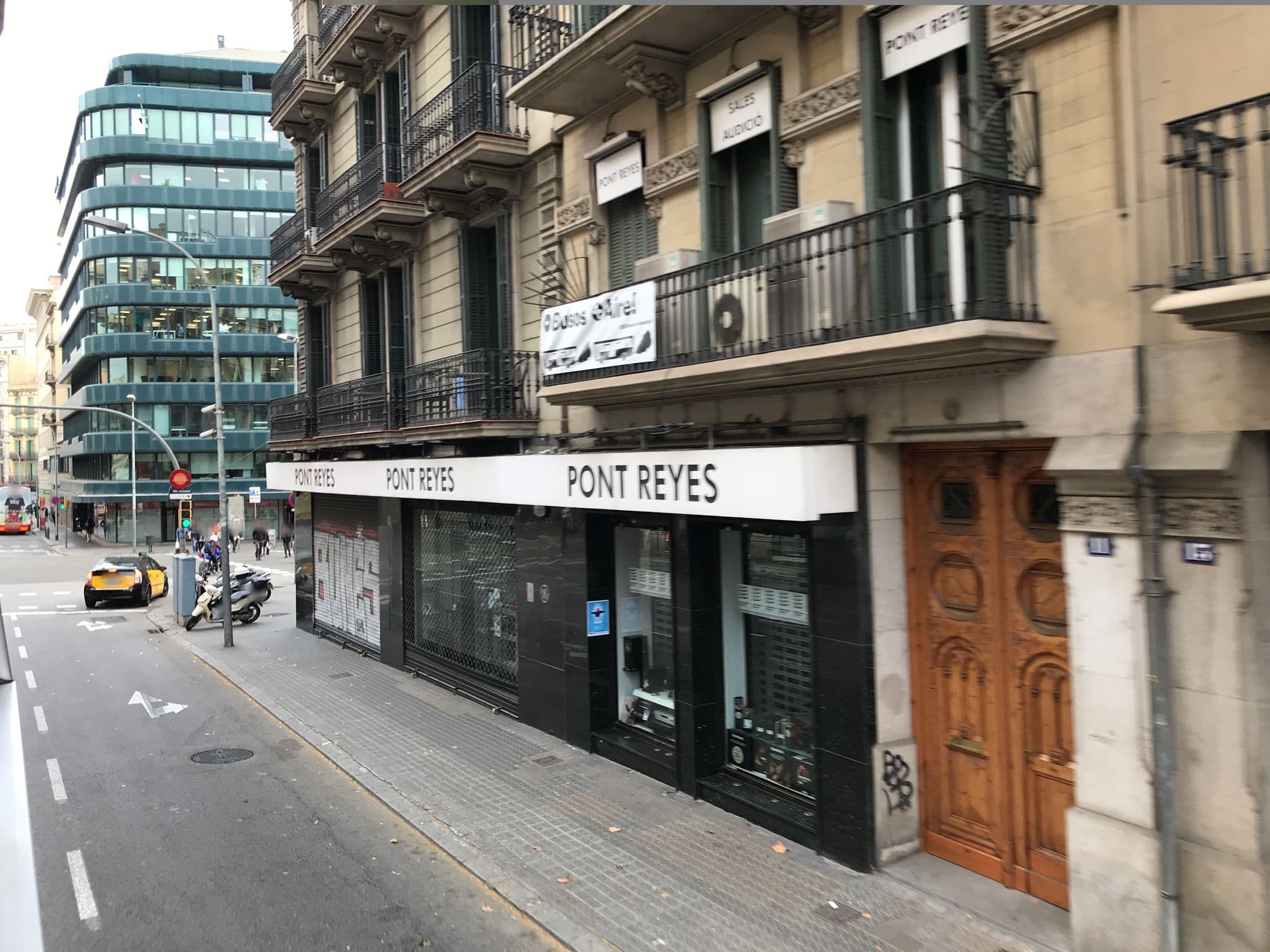 Street view near Key Plaza Cataluña Bliss, Eixample — © ugz (CC BY-SA · Mapillary)