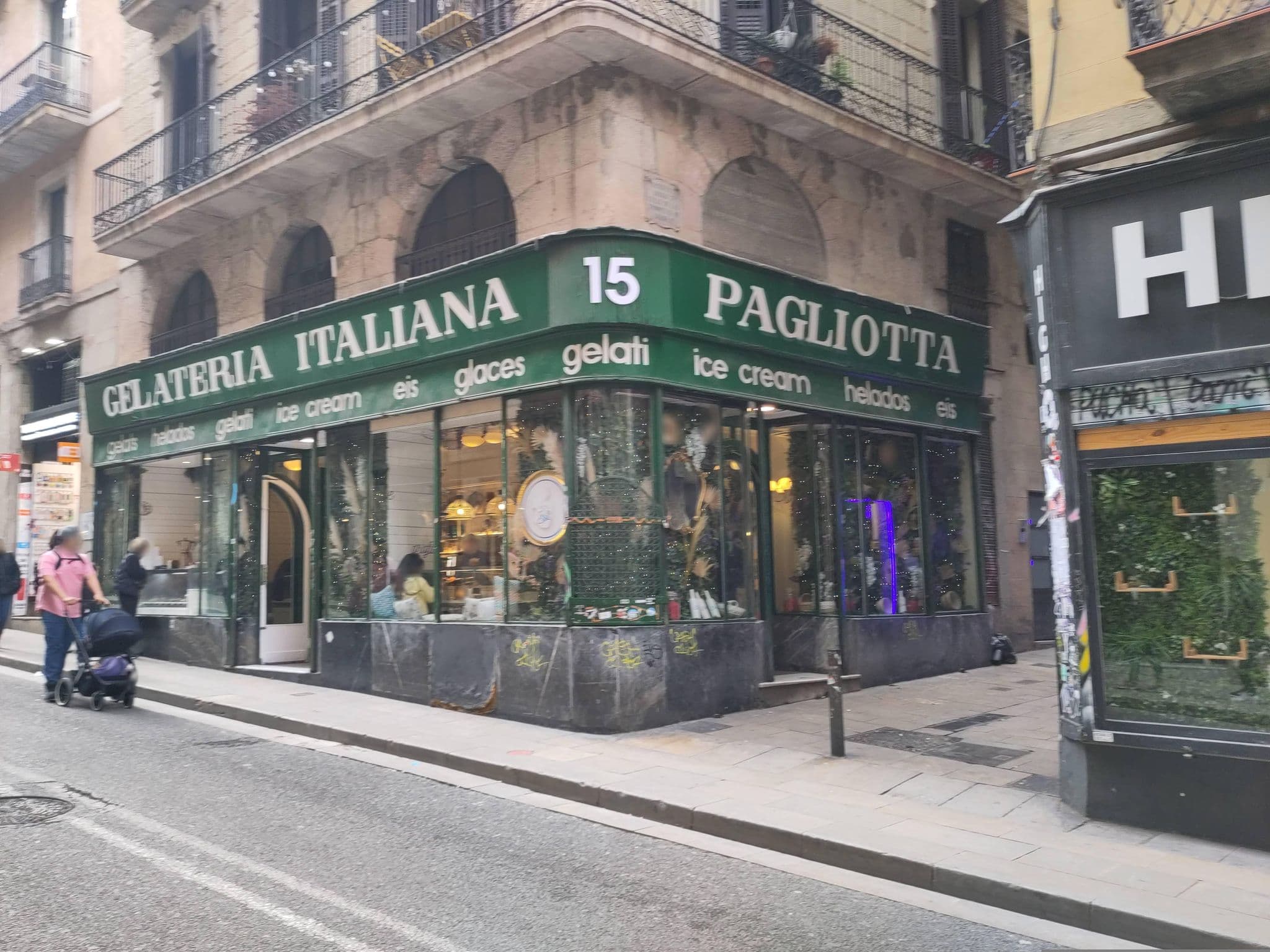 Street view near AinB Plaza Catalunya apartments, Barri Gòtic — © marcuscalabresus (CC BY-SA · Mapillary)