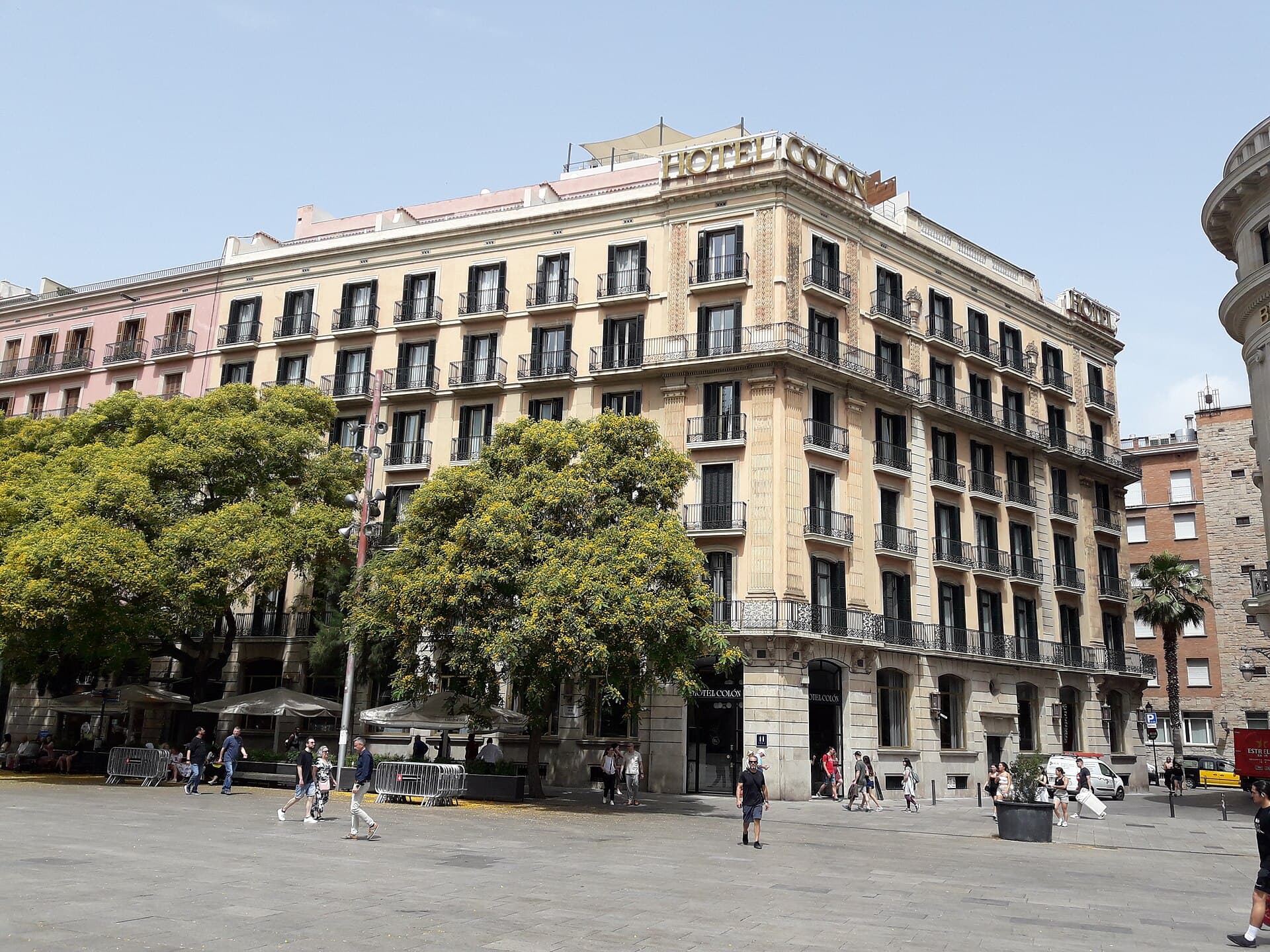 Hotel Colon Barcelona (via Wikimedia Commons, CC BY-SA 3.0)