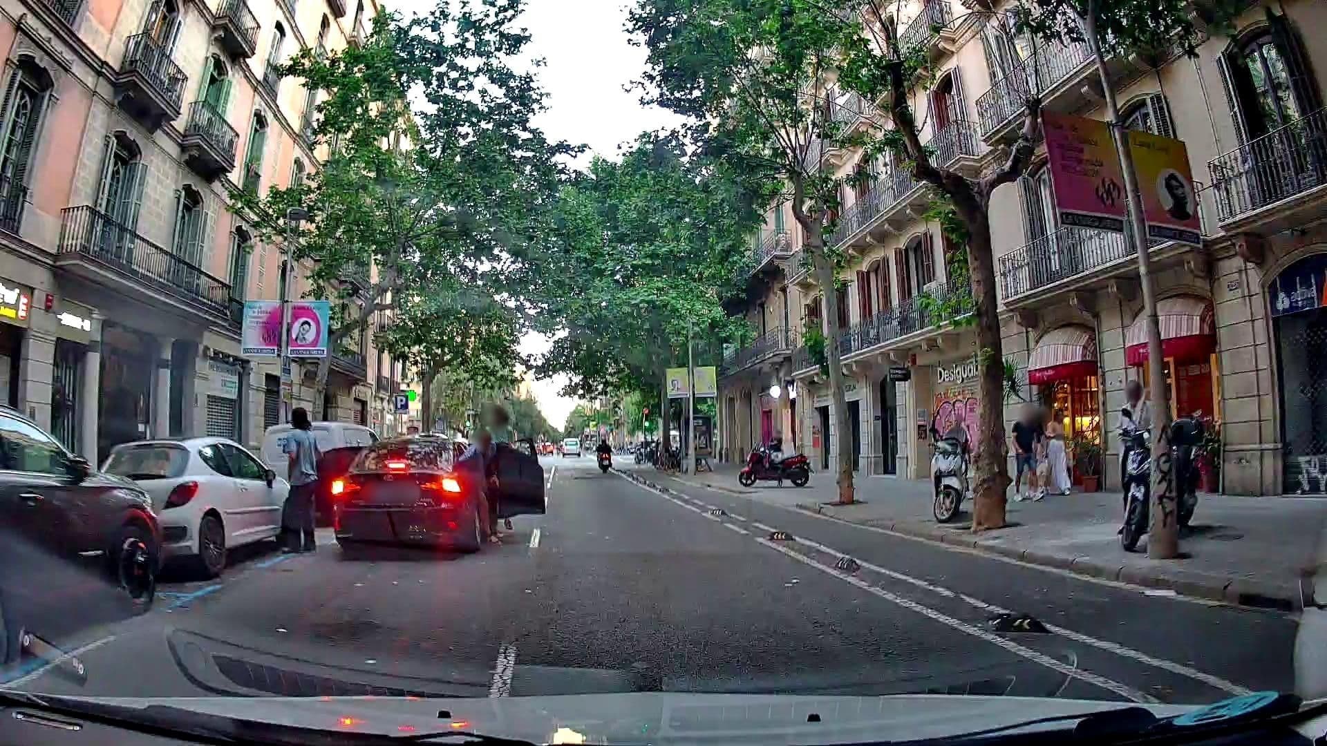 Street view near Close do Passeig de Gracia, Dreta de l'Eixample — © m_esp_32 (CC BY-SA · Mapillary)