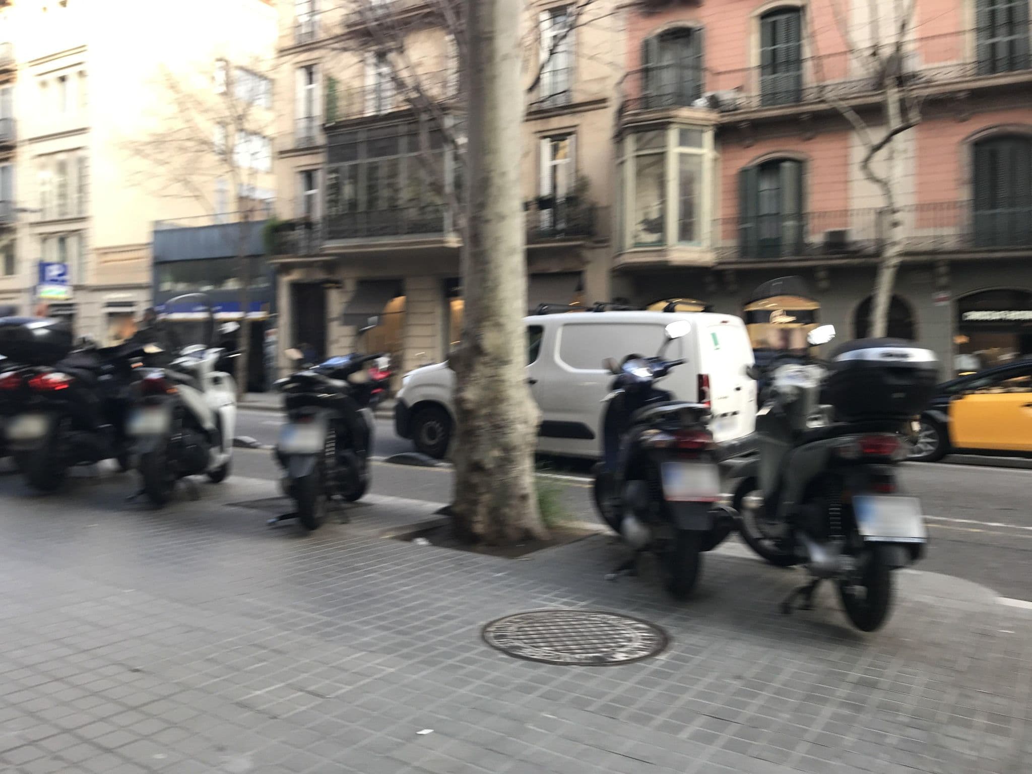 Street view near 덕구네 민박, Eixample — © miguel_andrade (CC BY-SA · Mapillary)