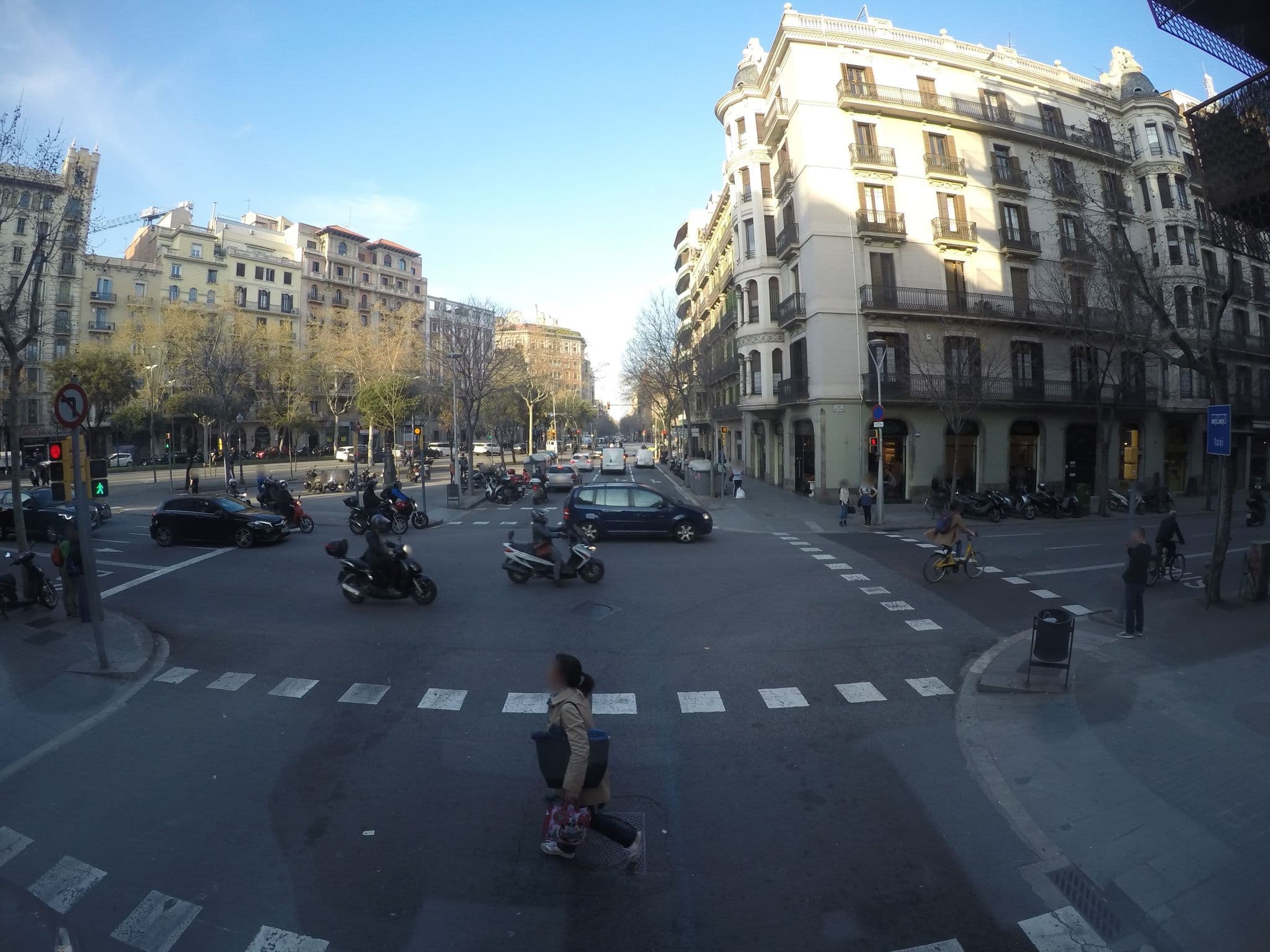 Street view near Petit Rosselló, Dreta de l'Eixample — © ccossio (CC BY-SA · Mapillary)