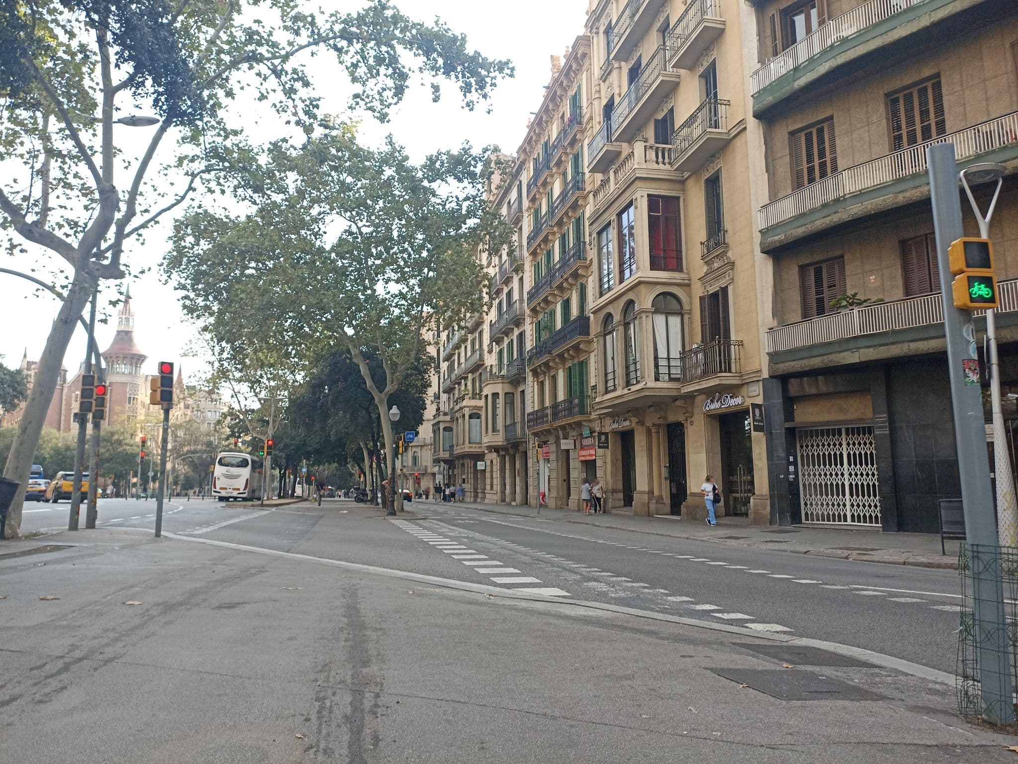 Street view near Motel Gàlvez&Lobera, Dreta de l'Eixample — © toniserra (CC BY-SA · Mapillary)