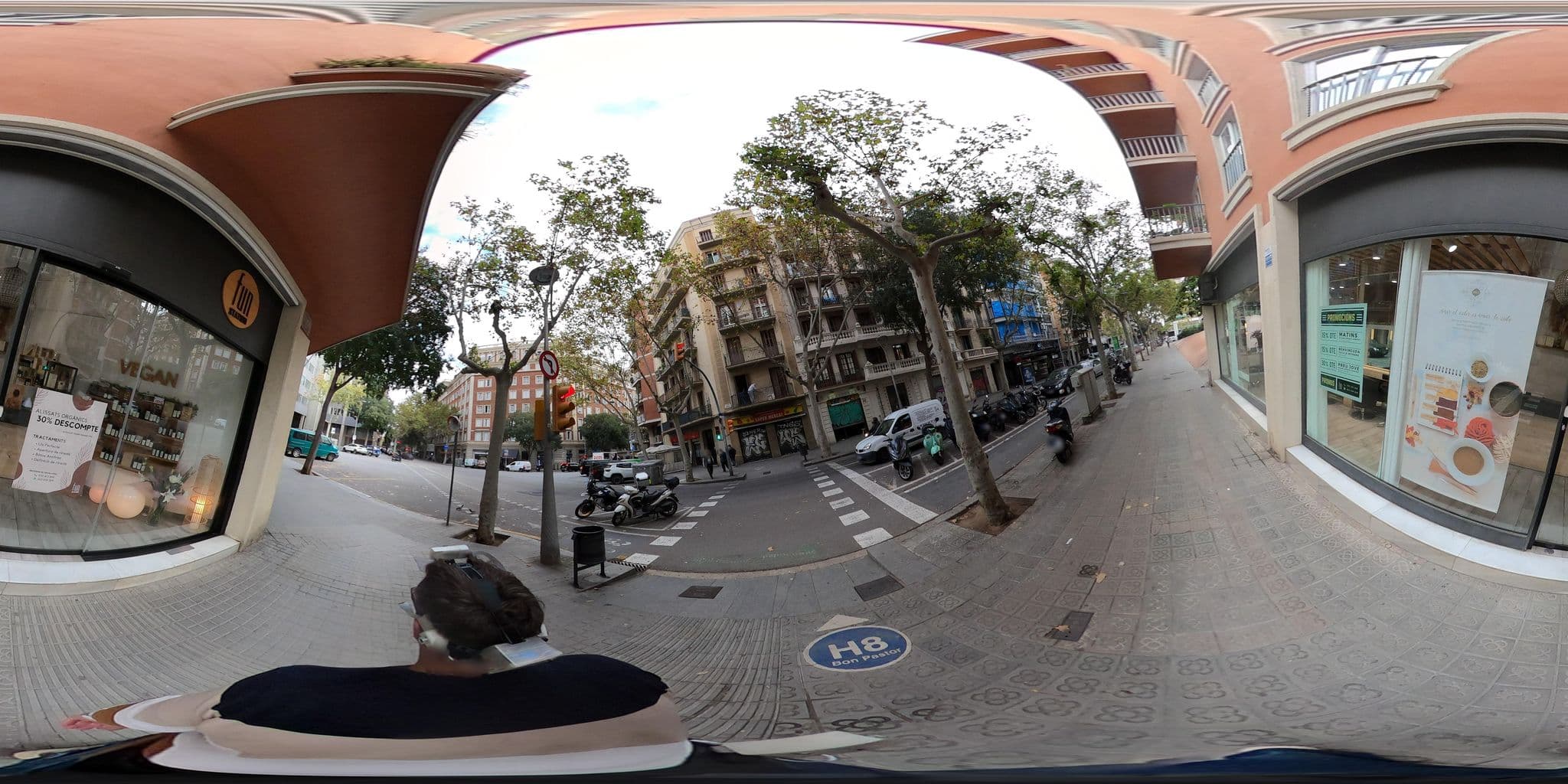 Street view near Aspasios Sagrada Familia, Sagrada Família — © frank984 (CC BY-SA · Mapillary)