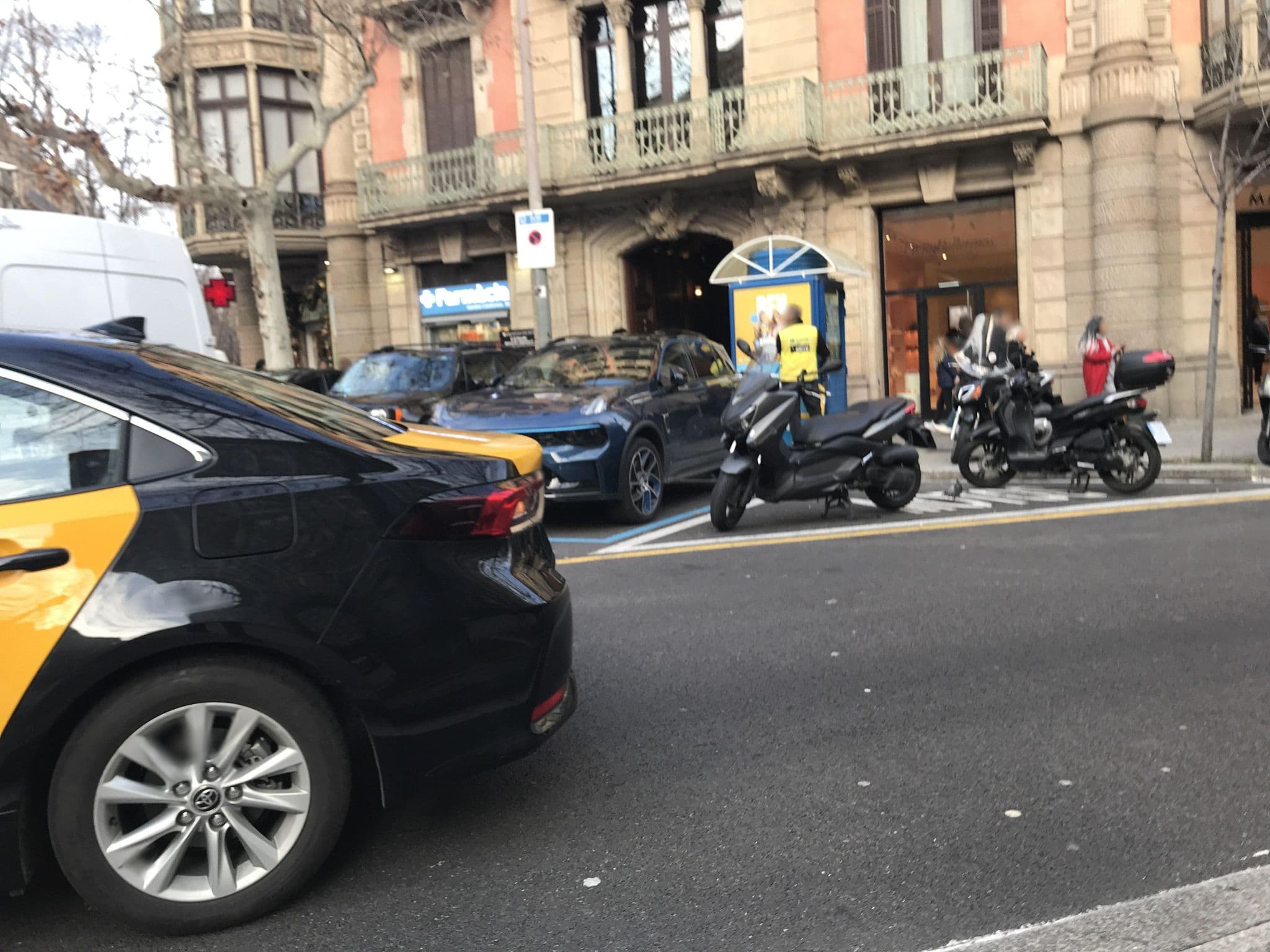 Street view near Winsdor Hostel, Eixample — © miguel_andrade (CC BY-SA · Mapillary)