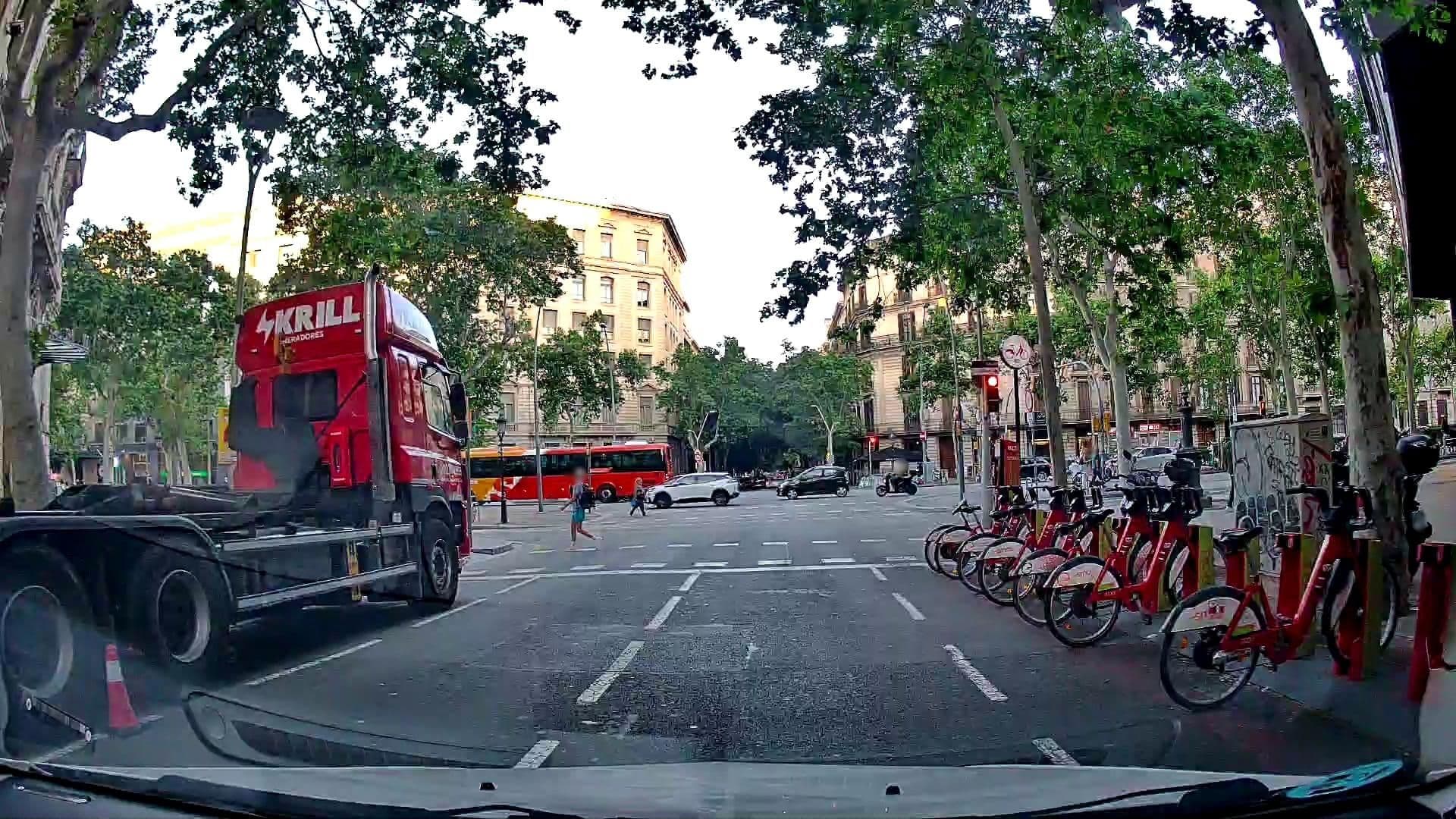 Street view near Silken Havana PoolUp Rooftop, Dreta de l'Eixample — © m_esp_32 (CC BY-SA · Mapillary)
